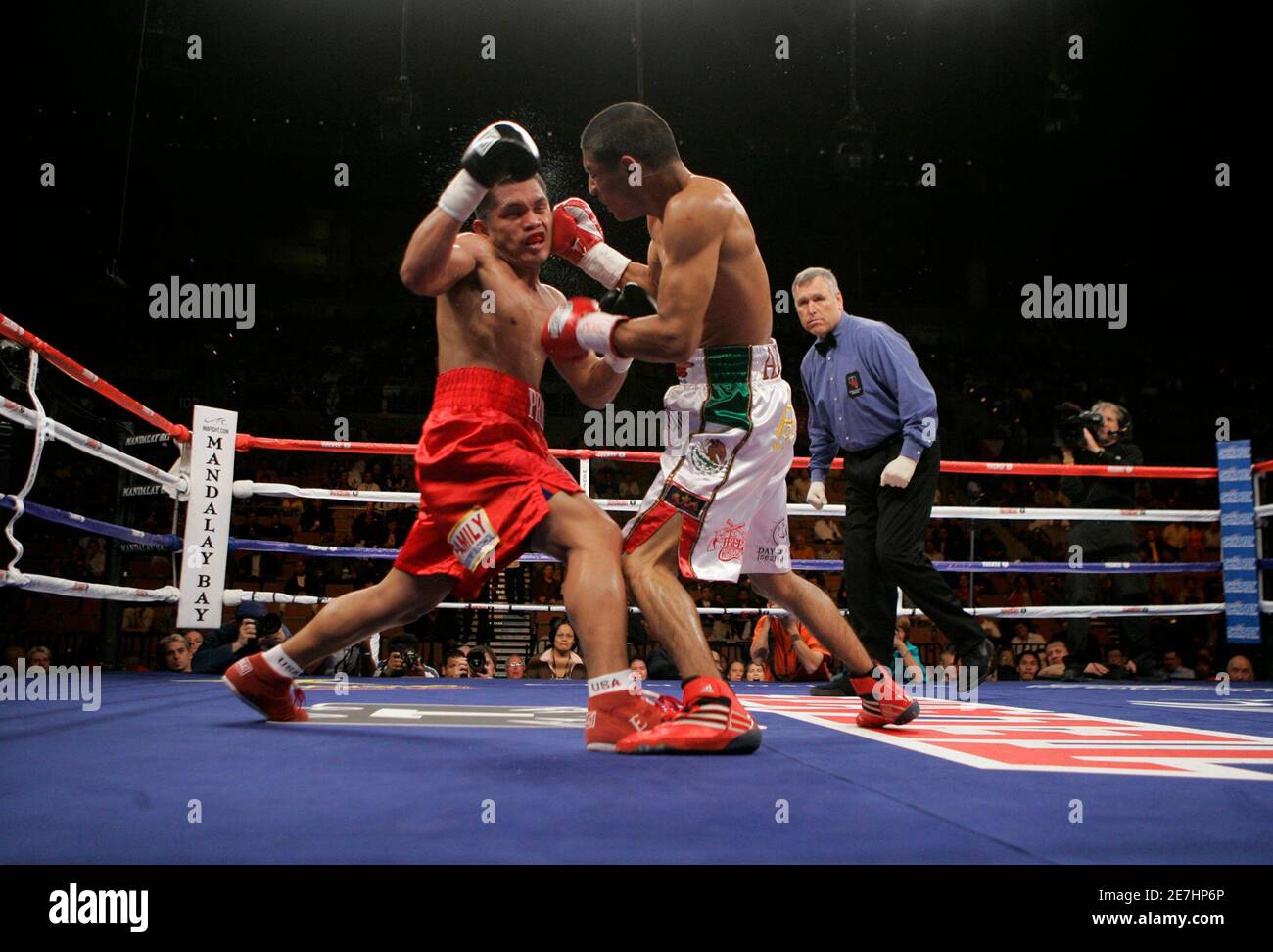 Bantamweight fight hi-res stock photography and images - Alamy