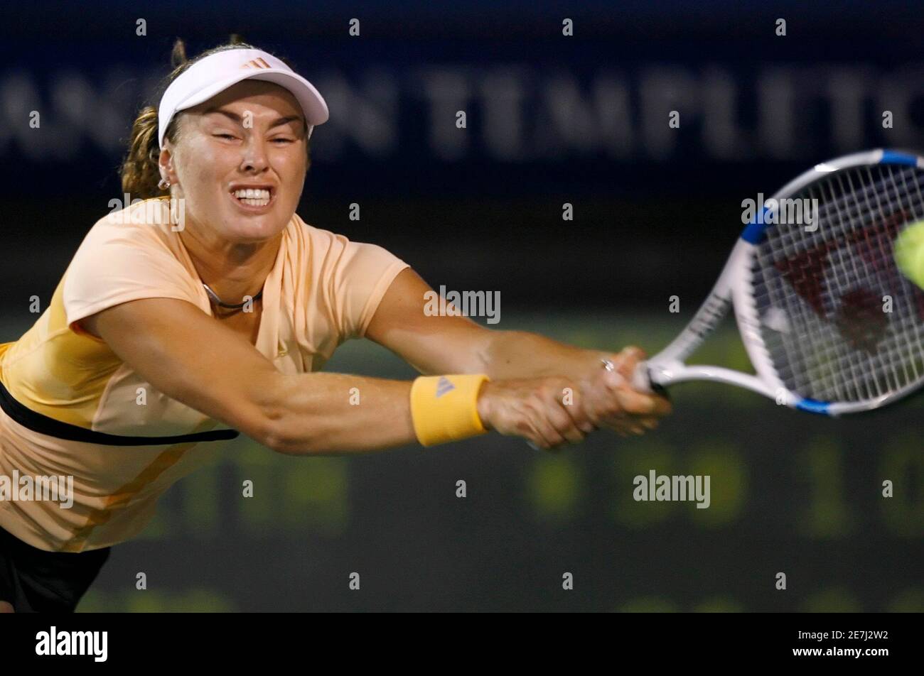 Martina Hingis of Switzerland reaches for a serve from Italy's Flavia Pennetta during play at the 2006 Acura Classic women's tennis tournament in Carlsbad, California August 3, 2006.      REUTERS/Mike Blake (UNITED STATES) Stock Photo