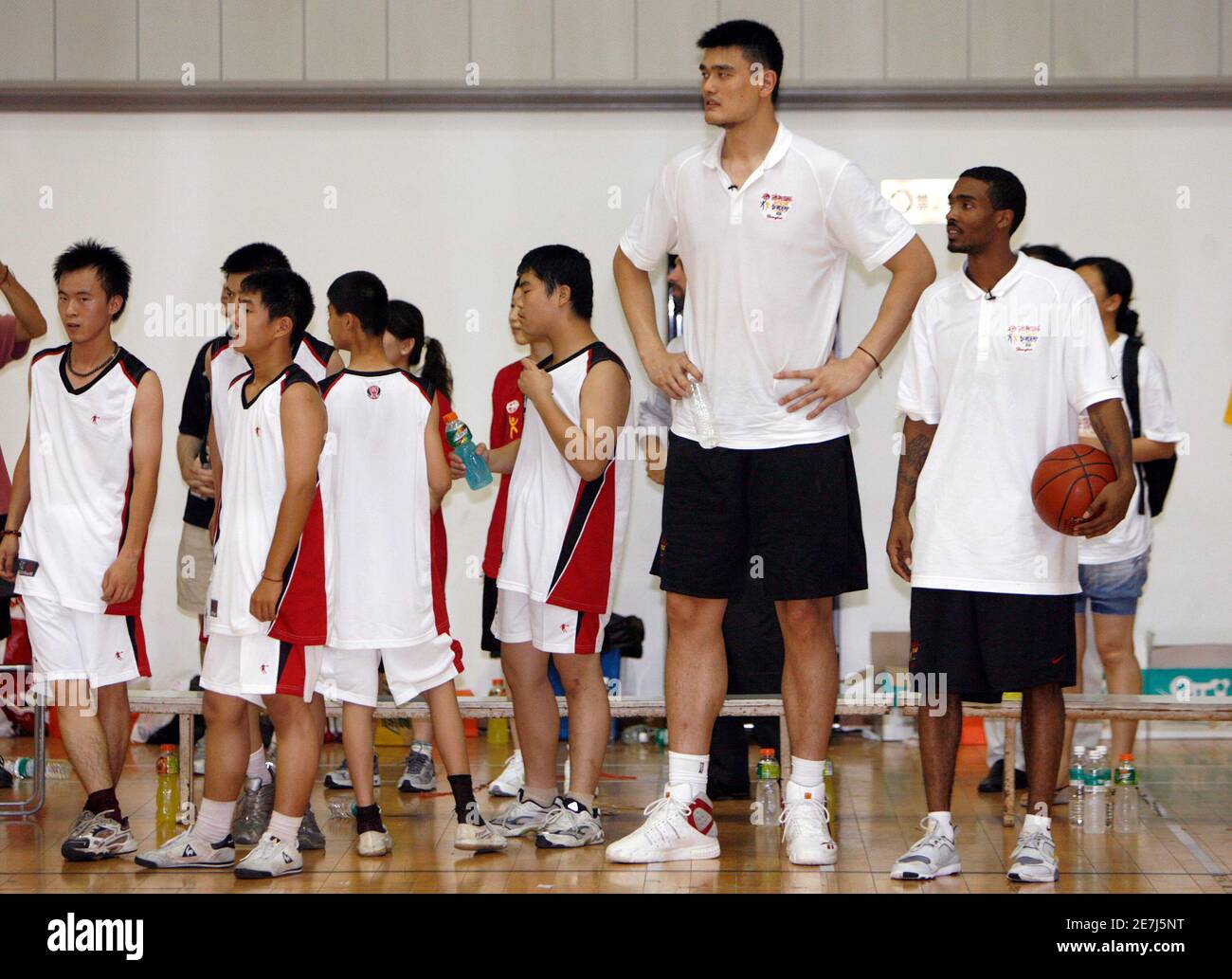 Houston rockets yao ming teammate hi-res stock photography and images ...