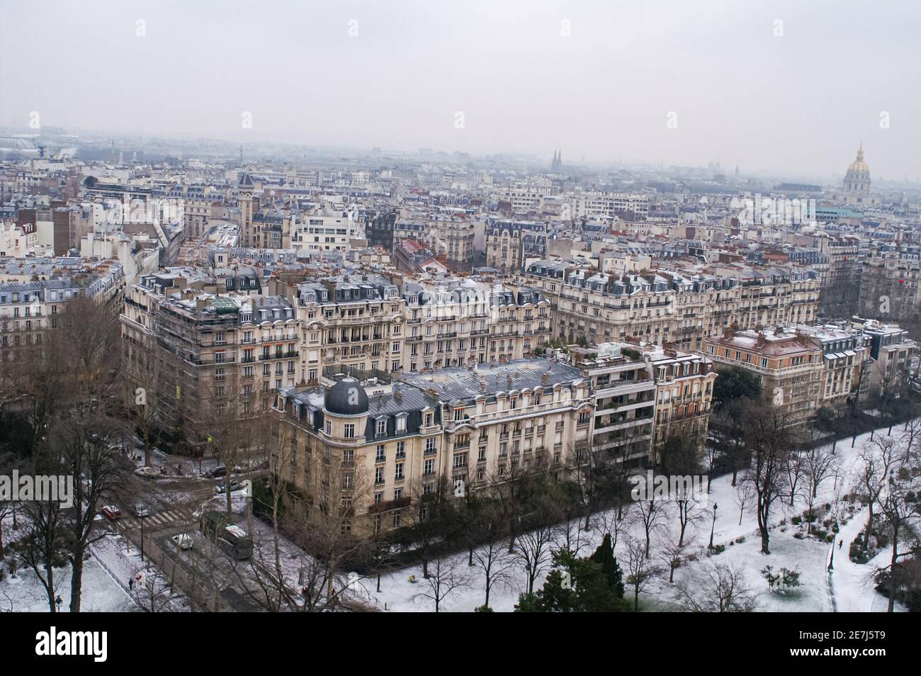 Paris snow scene hi-res stock photography and images - Alamy