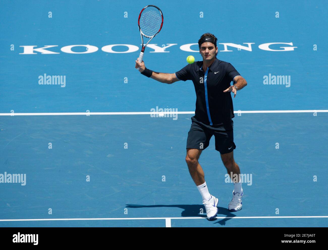 Switzerland's Roger Federer hits a forehand to Spain's Carlos Moya at the  Kooyong Classic tennis tournament in Melbourne January 14, 2009.  REUTERS/Mick Tsikas (AUSTRALIA Stock Photo - Alamy