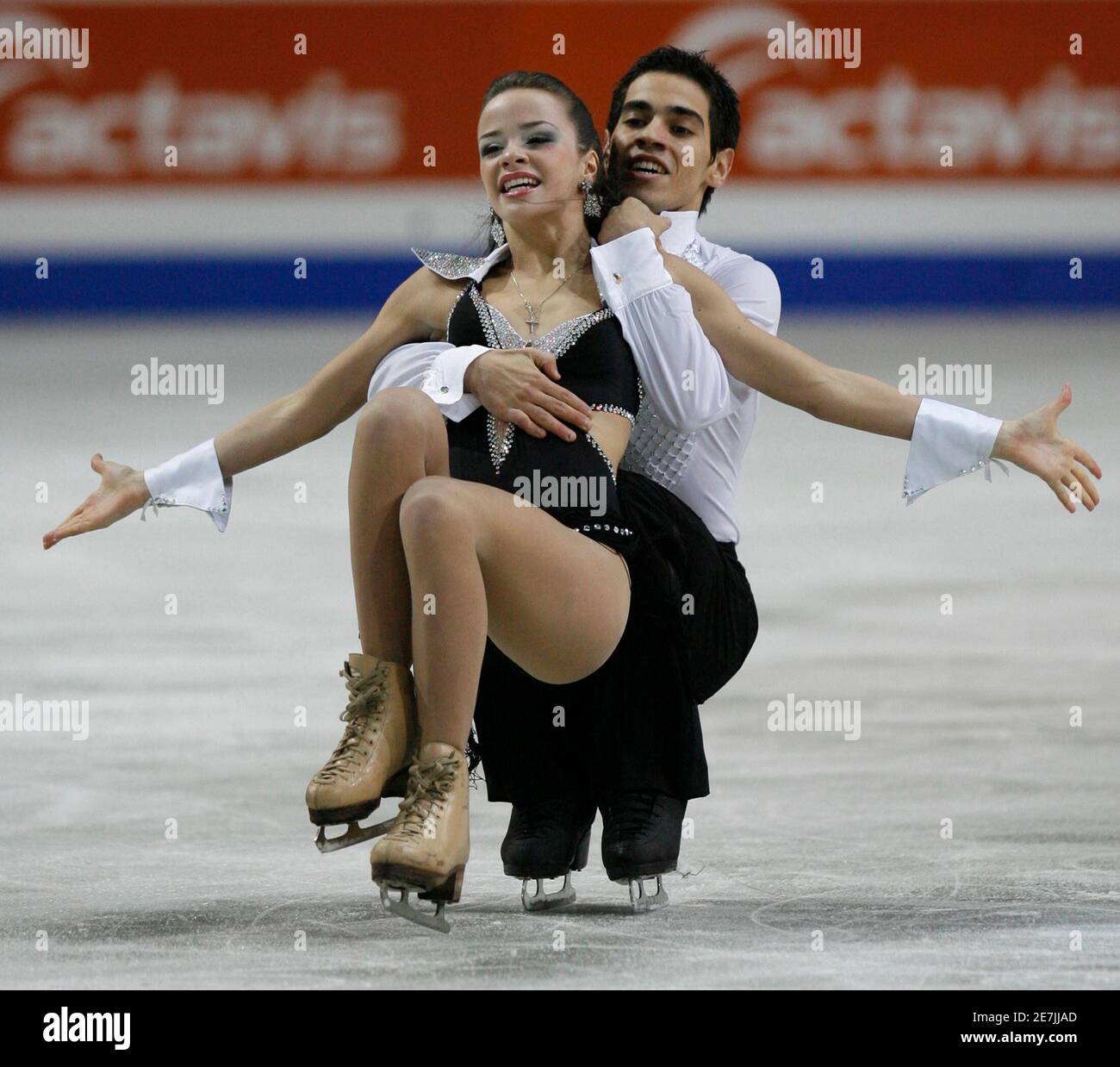 Italy's Anna Cappellini and Luca Lanotte perform during the pairs Free  Dance Programme of the European Figure Skating Championships at the Torwar  ice rink in Warsaw January 26, 2007. REUTERS/Tom Szlukovenyi (POLAND