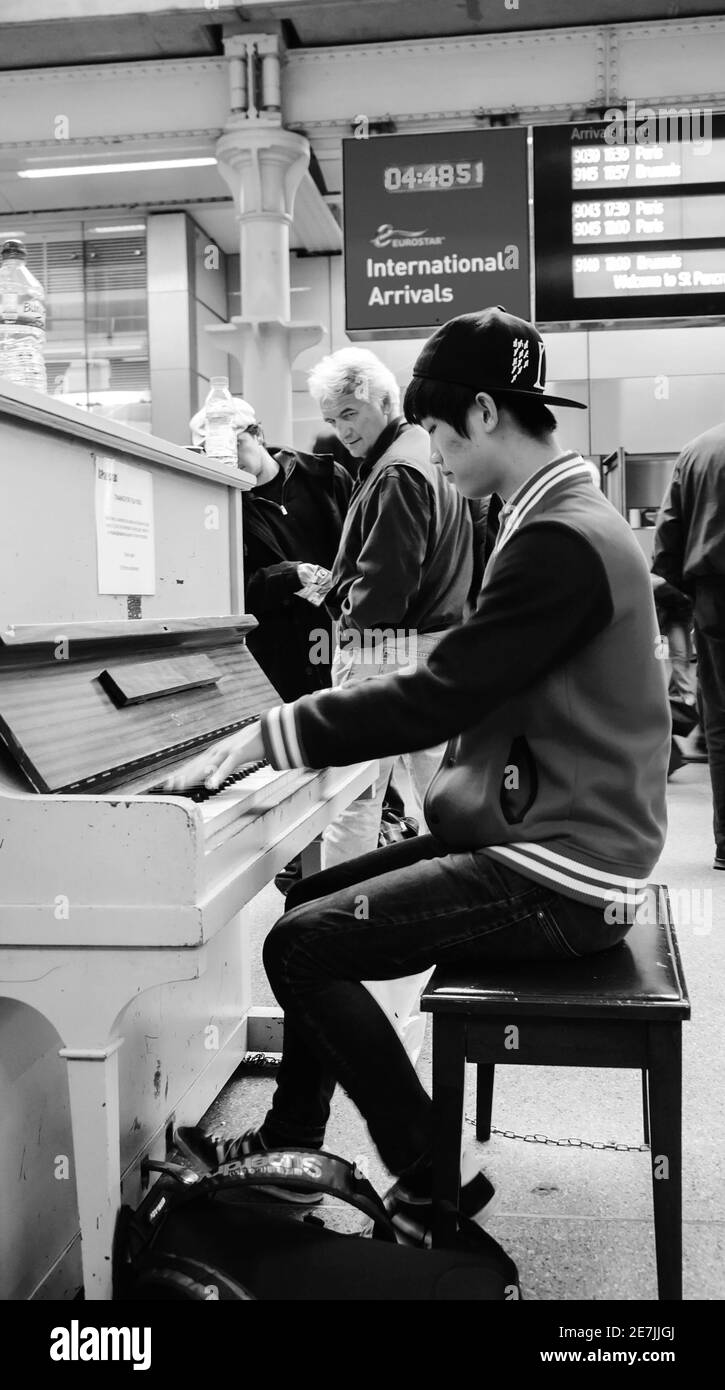 Jogando Um Piano Na Estação De Trem De St Pancras Foto de Stock Editorial -  Imagem de plano, capital: 46387918