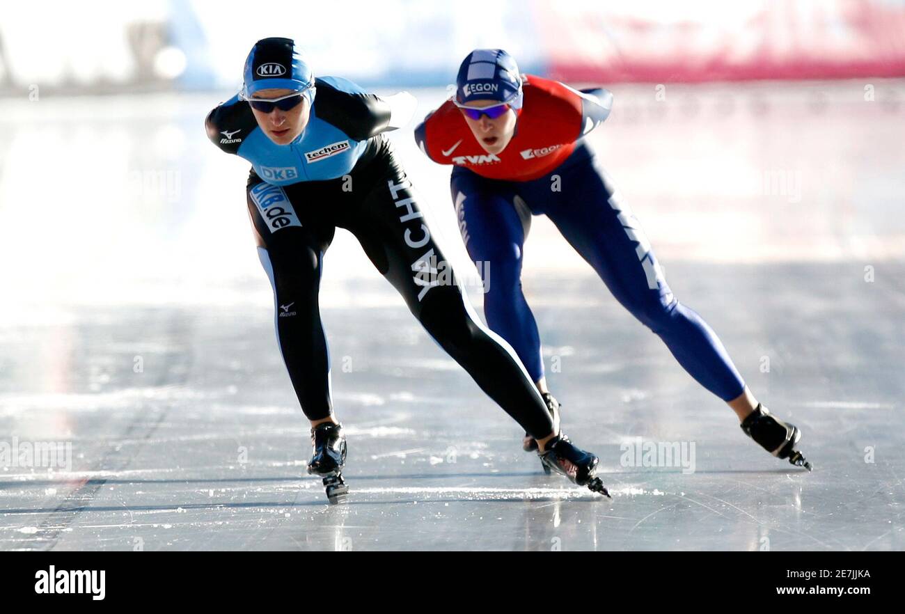 Ireen Wust of the Netherlands (R) and Germany's Daniela Anschutz-Thoms  compete in the women's 5000 meters European Speed Skating Championships  race at the outdoor Ritten Arena in Collalbo January 14, 2007. REUTERS/Jerry