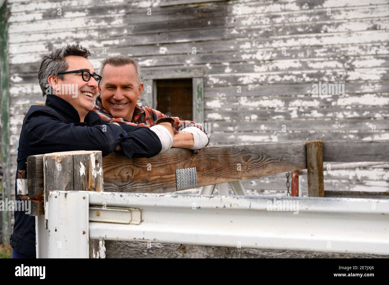 KEVIN COSTNER and THOMAS BEZUCHA in LET HIM GO (2020), directed by THOMAS BEZUCHA. Credit: Mazur / Kaplan Company / Album Stock Photo