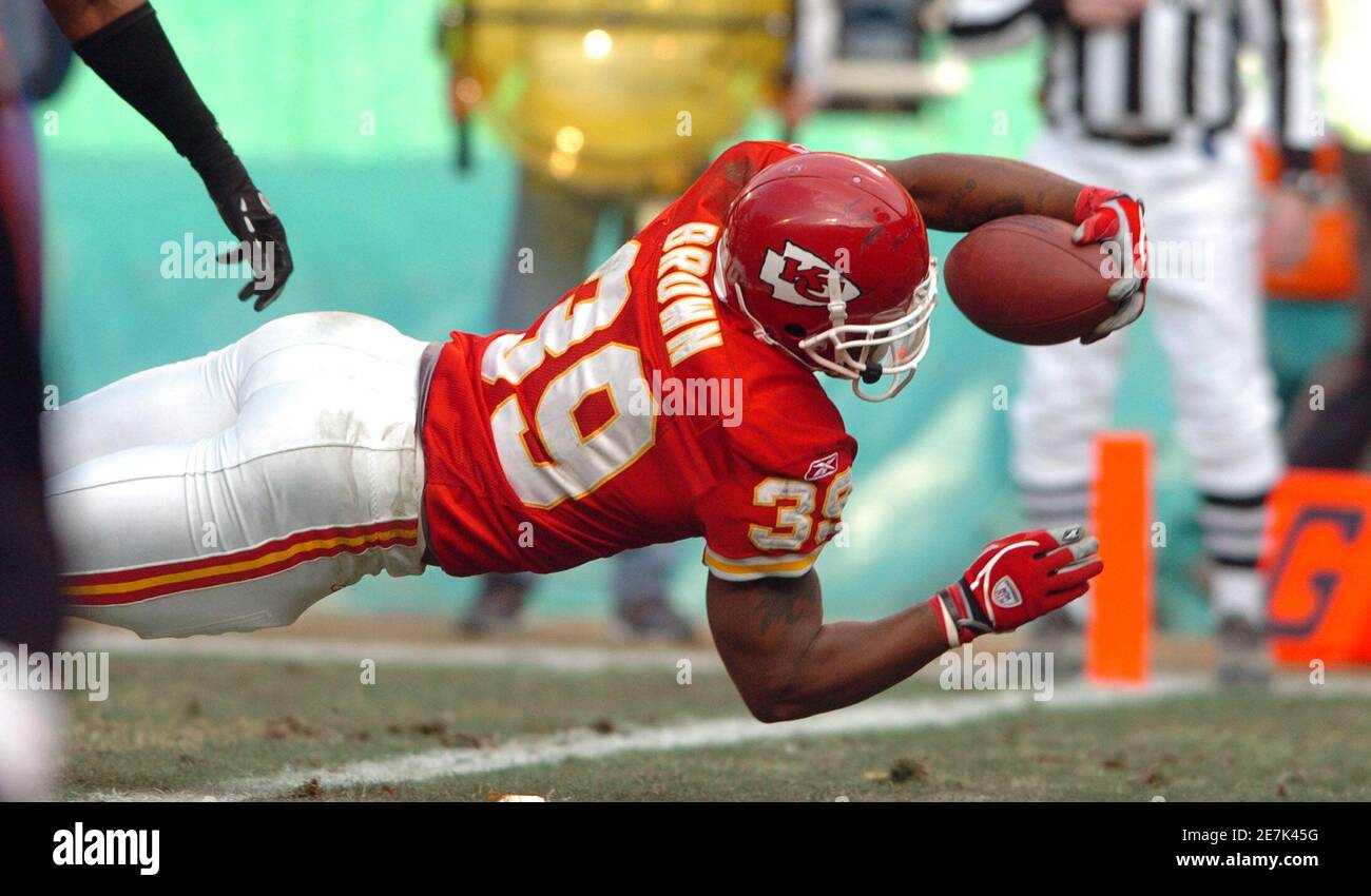 Kansas City Chiefs runningback Dee Brown dives for a fourth quarter touchdown against the Cincinnati Bengals during their NFL game in Kansas City, Missouri January 1, 2006. The Chiefs won 37-3, but will not go on to the playoffs because of the outcome of other games. REUTERS/Dave Kaup Stock Photo