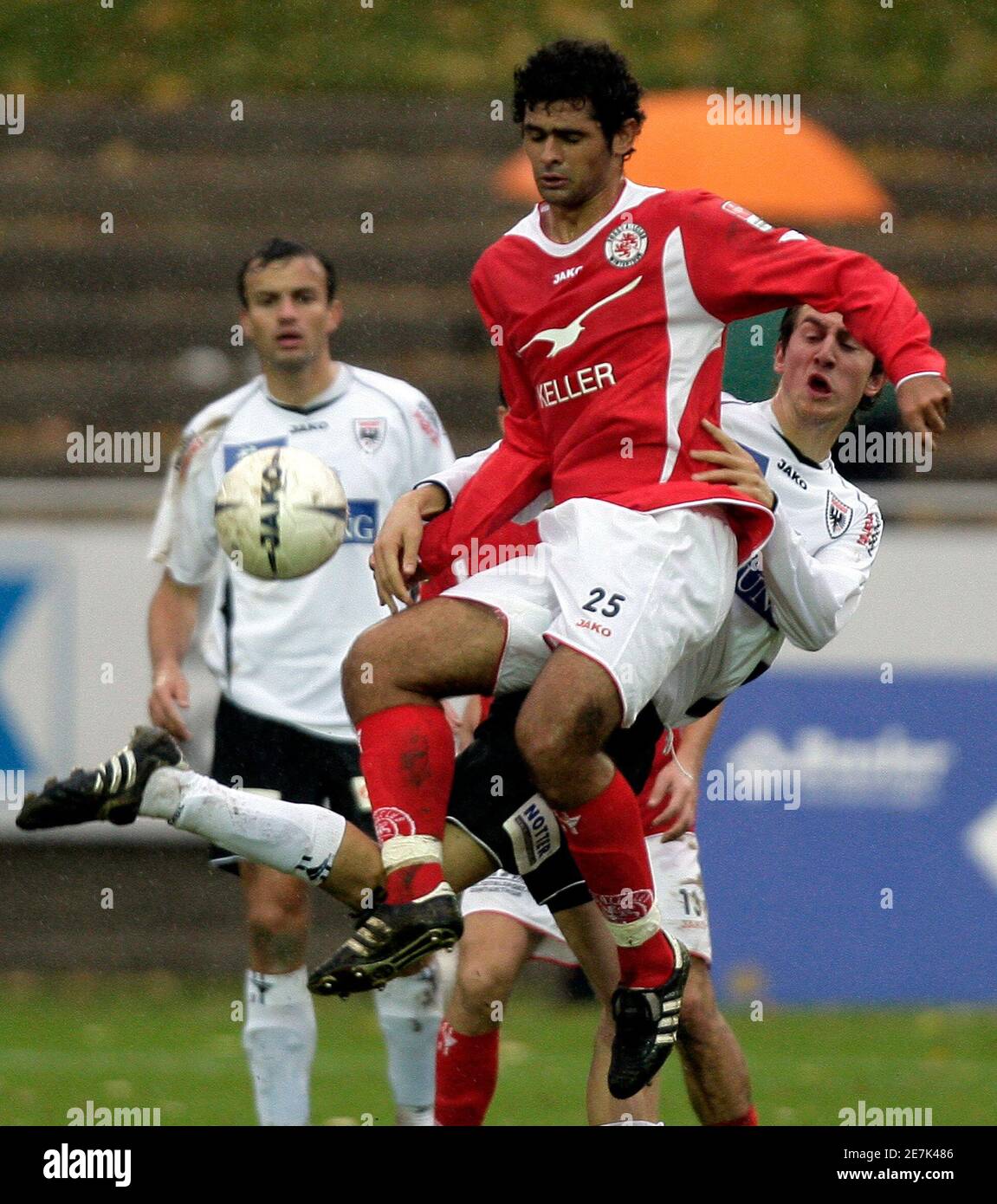 FC Winterthur's Ricorda Costa (L) fights for the ball against FC Aarau's  Sandro Burki during their Swiss Cup soccer match in Winterthur November 12,  2006. REUTERS/Andreas Meier (SWITZERLAND) REUTERS Stock Photo - Alamy
