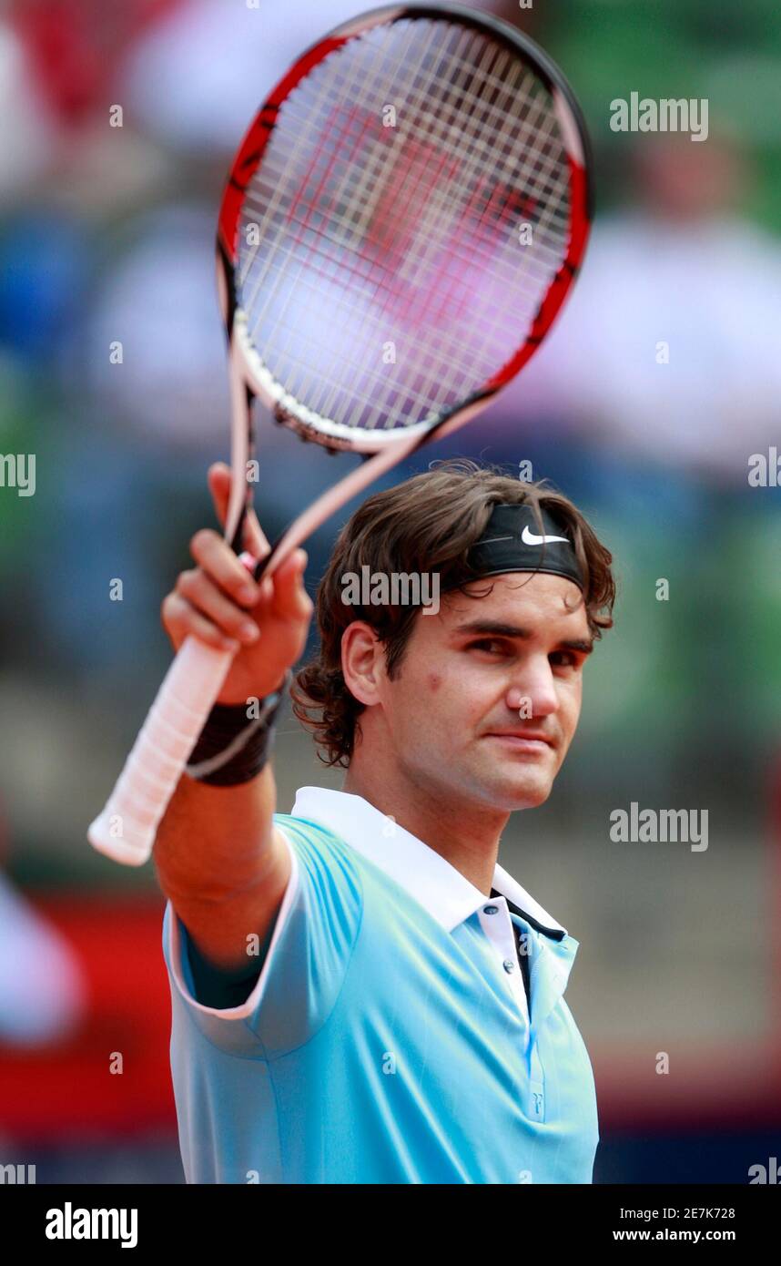 Roger Federer of Switzerland waves to spectators after defeating Sweden's  Robin Soderling at the Hamburg Masters Tennis tournament in Hamburg May 15,  2008. REUTERS/Christian Charisius (GERMANY Stock Photo - Alamy