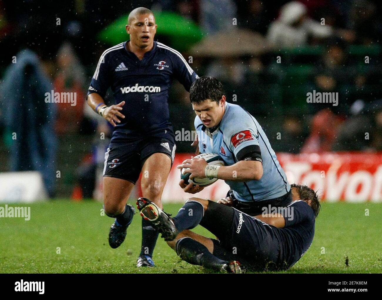 Waratahs' Tom Carter attempts to break past Stormers' Jean de Villiers (R)  and Ricky January (L) during their Super 14 rugby union clash against in  Cape Town May 10, 2008. REUTERS/Mike Hutchings (