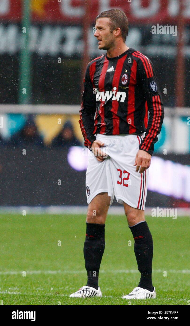 AC Milan's David Beckham adjusts his shorts during their Italian Serie A  soccer match against Palermo at the San Siro stadium in Milan April 26,  2009. REUTERS/Alessandro Garofalo (ITALY SPORT SOCCER IMAGES