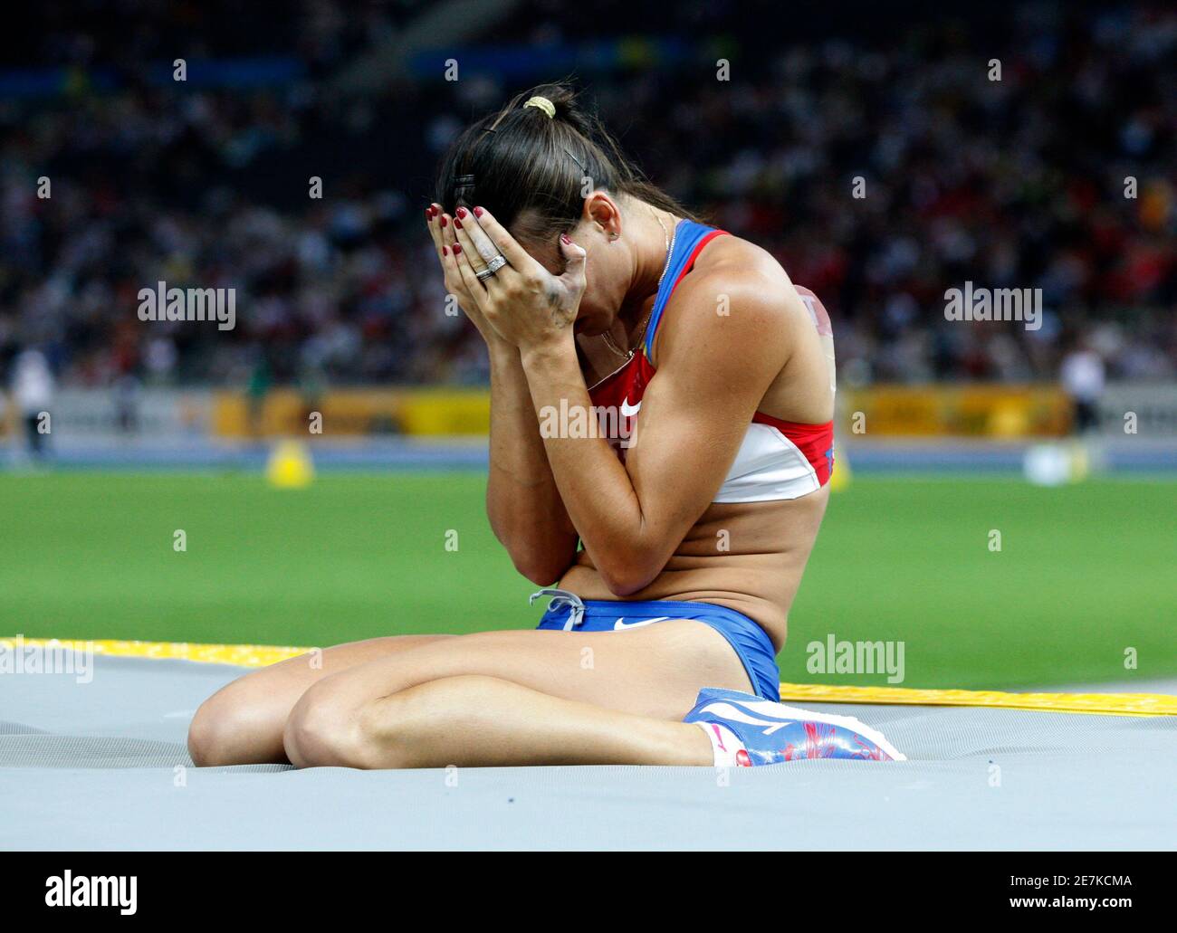 Проигравший спортсмен. Исинбаева плачет.