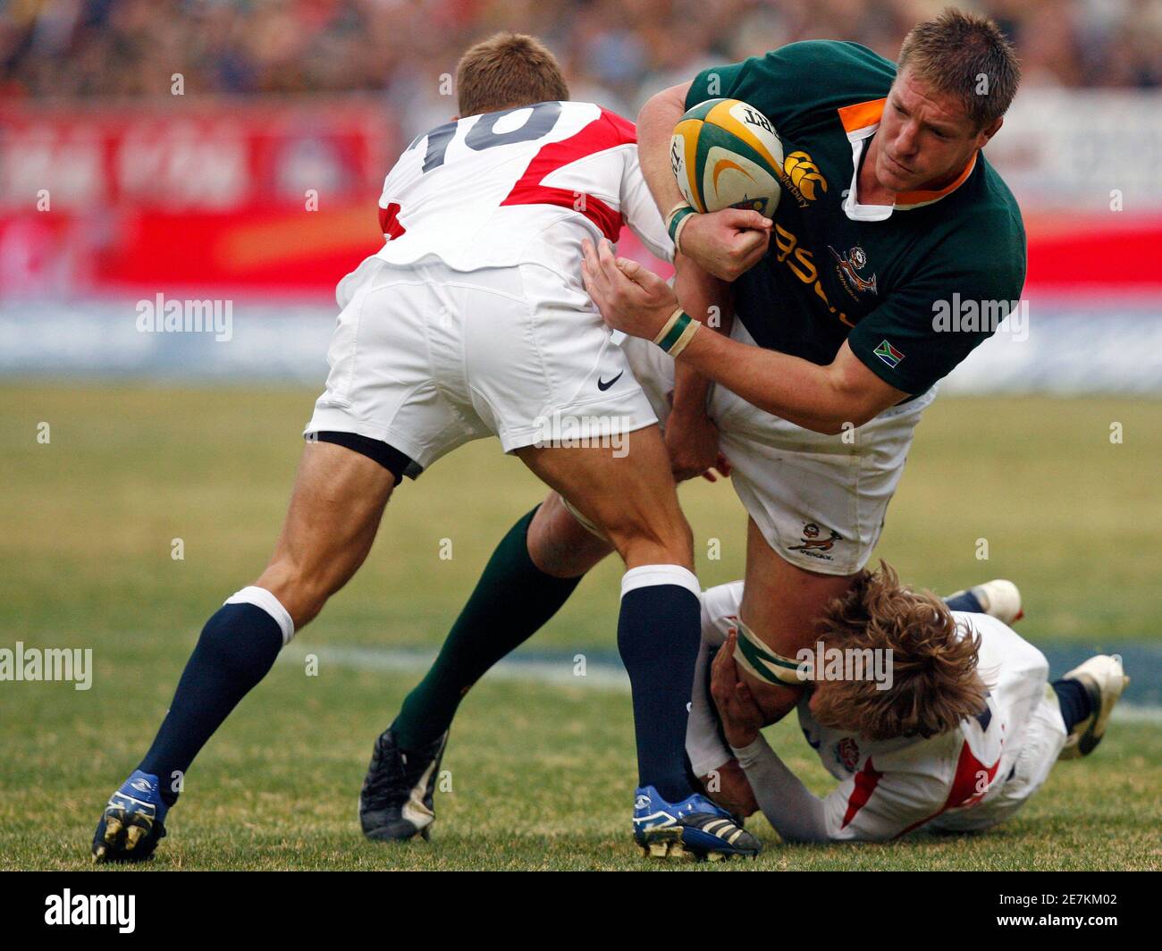 South Africa S Bakkies Botha Attempts To Breaks Past England S Jonny Wilkinson R And Mathew Tait L In Their Rugby Union Clash In Pretoria June 2 2007 South Africa Won The Game