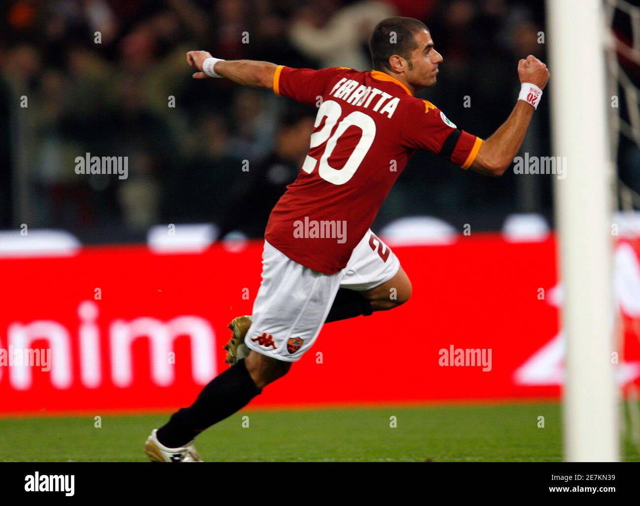 AS Roma's Simone Perrotta celebrates his goal against Lazio during their Italian Serie A soccer derby match at the Olympic stadium in Rome October 31, 2007. REUTERS/Giampiero Sposito      (ITALY) Stock Photo