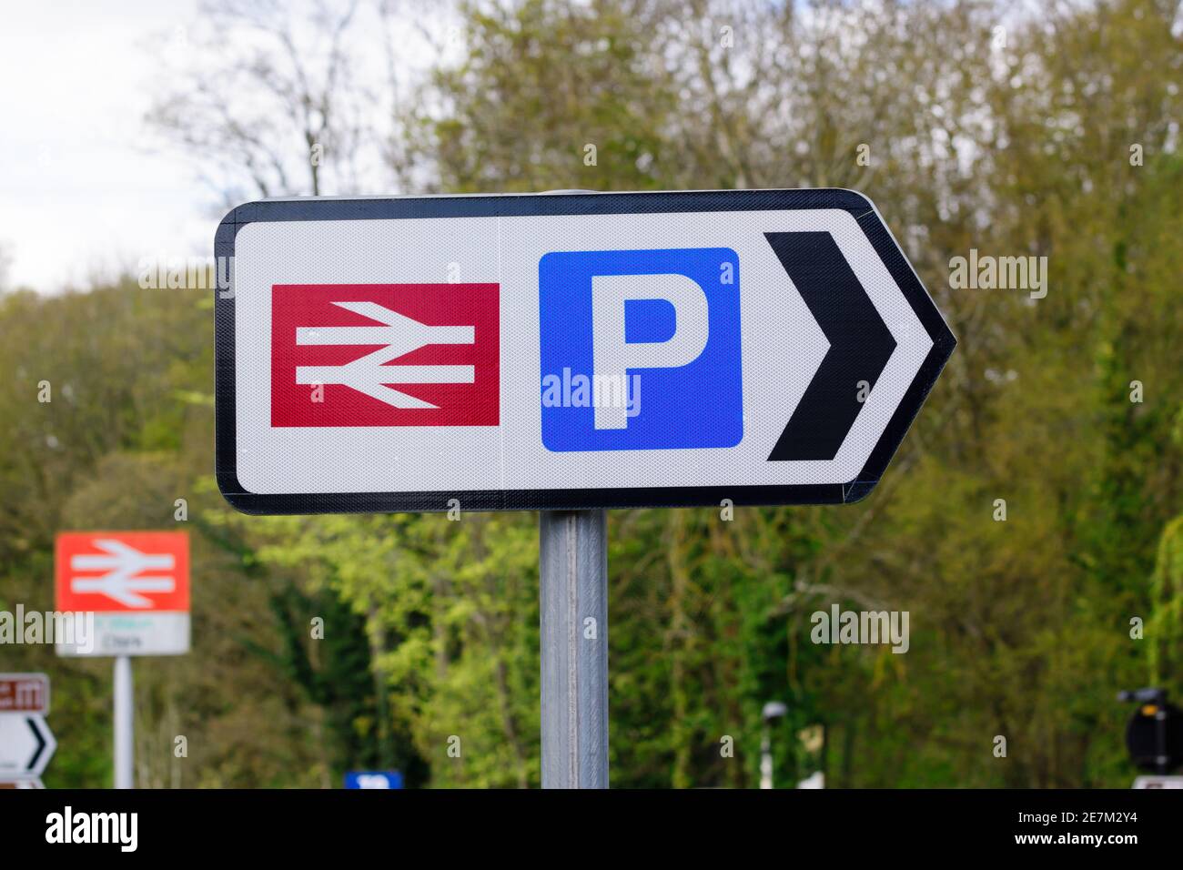 Direction sign pointing the way to a free public car park or vehicle
