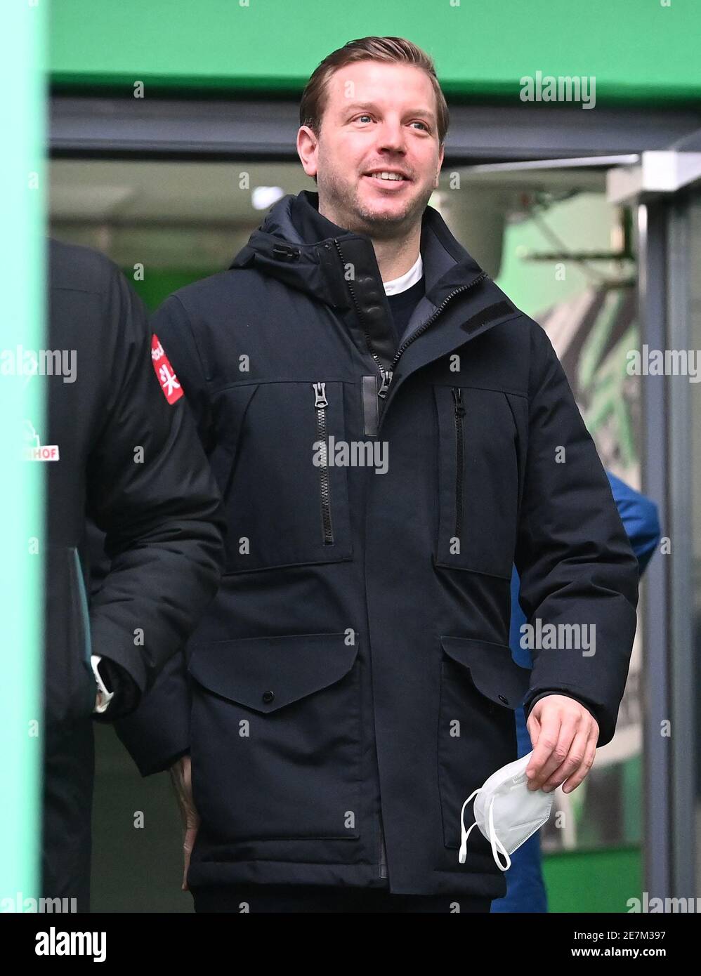 Bremen, Deutschland. 30th Jan, 2021. coach Florian Kohfeldt (Bremen) comes onto the field before the game. In his hand he is holding a respirator, mask, face mask, FFP-2 mask. GES/Football/1. Bundesliga: SV Werder Bremen - FC Schalke 04, January 30th, 2021 Football/Soccer: 1st League: Werder Bremen vs. Schalke 04, Bremen, January 30, 2021 | usage worldwide Credit: dpa/Alamy Live News Stock Photo