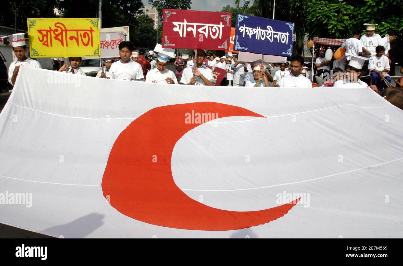 Members of the Bangladesh Red Crescent Society march with a huge flag to  mark World Red Cross and Red Crescent Day in Dhaka May 8, 2007.  REUTERS/Rafiqur Rahman (BANGLADESH Stock Photo - Alamy