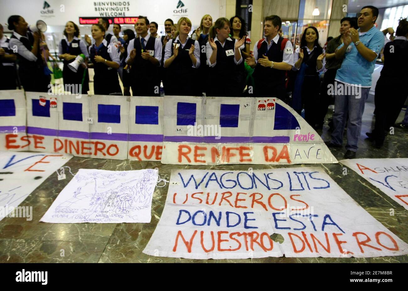 Workers of Wagon-Lits in the high-speed railway AVE of the Madrid-Barcelona-Madrid itinerary continue their strike in Barcelona Sants railway station June 13, 2008, demanding salary and labour improvements.  REUTERS/Gustau Nacarino  (SPAIN) Stock Photo