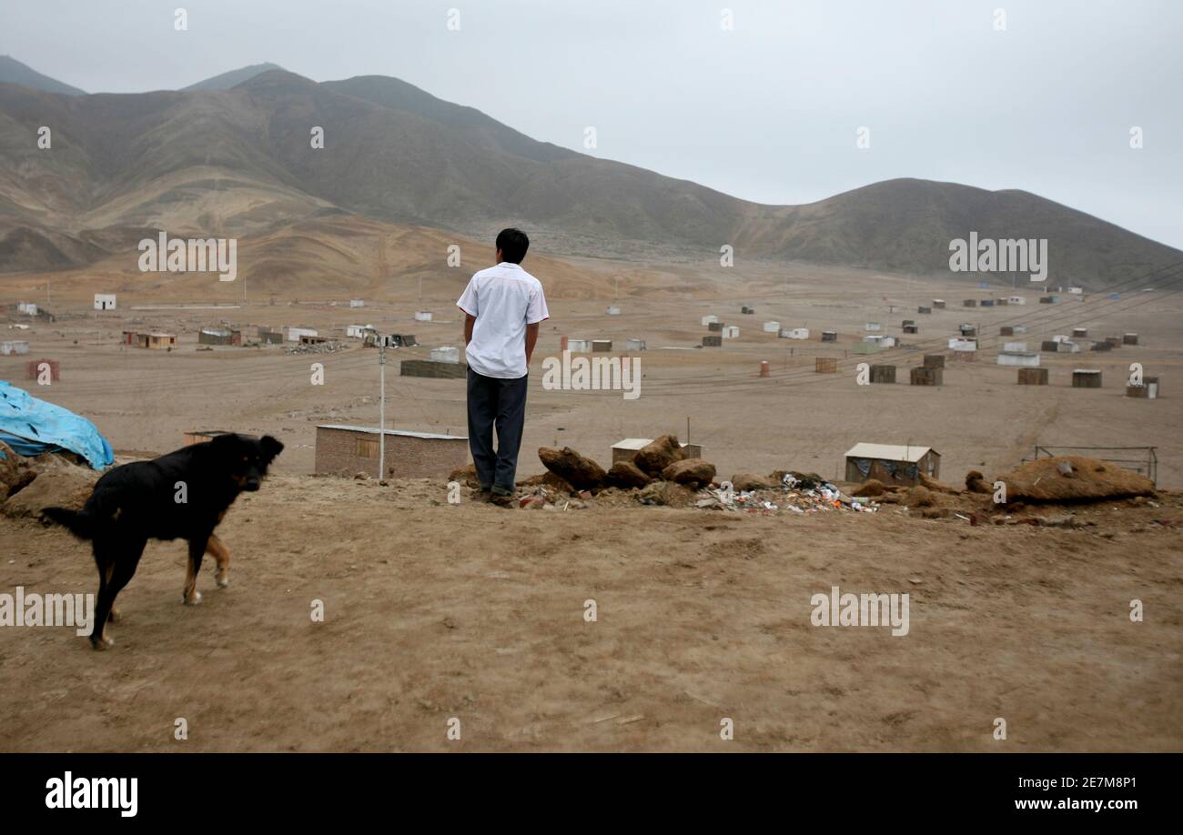 A man looks at the shanty town Satomi Kataoka, in a desert in Lima, August 19, 2008. When a group of poor Peruvians named a town they started in the desert after Satomi Kataoka, the Japanese hotel magnate married to former President Alberto Fujimori, they thought it would bring them good luck. But now they are in a jam. There is talk that Kataoka, who lives in Japan and is nearly 20 years younger than Fujimori, 70, wants a divorce, and it's too late to change the name of their town. Picture taken August 19, 2008.  REUTERS/Mariana Bazo (PERU) Stock Photo