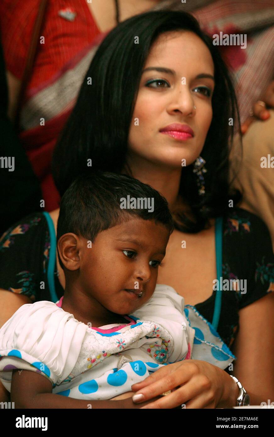 Indian Artiste Anoushka Shankar The Daughter Of Legendary Sitar Virtuoso Ravi Shankar Poses With Ayesha Khatun After A News Conference In The Eastern Indian City Of Kolkata February 6 2009 Anoushaka Will