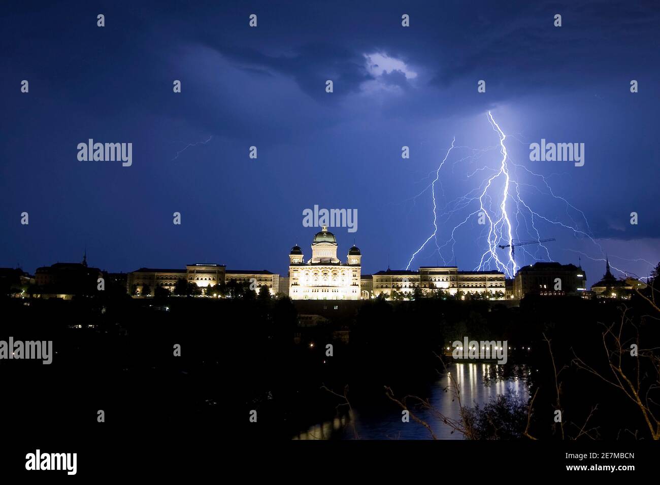 Lightning illuminates the sky during a thunderstorm over the Swiss Federal  Palace in Bern July 17, 2009. REUTERS/Michael Buholzer (SWITZERLAND  ENVIRONMENT SOCIETY Stock Photo - Alamy