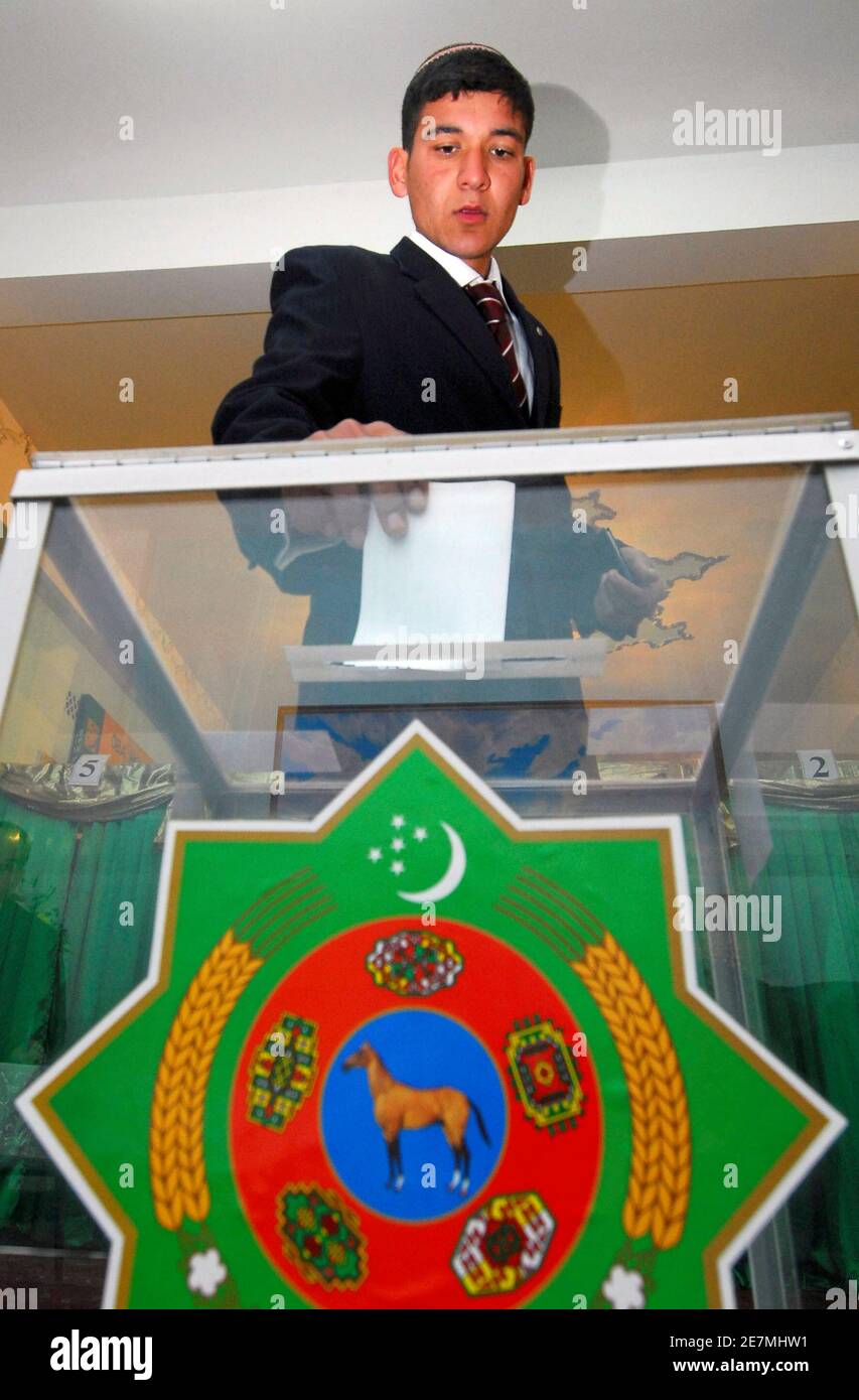A man casts his ballot in a polling station in Ashgabat during Turkmenistan's presidential election February 11, 2007. Turkmenistan was choosing a new president in its first contested election on Sunday but the outcome was beyond doubt and diplomats say they expect as best only gradual change in the reclusive Central Asian country. Foreign ministry officials accompanied journalists covering the election. REUTERS/Michael Steen (TURKMENISTAN) Stock Photo