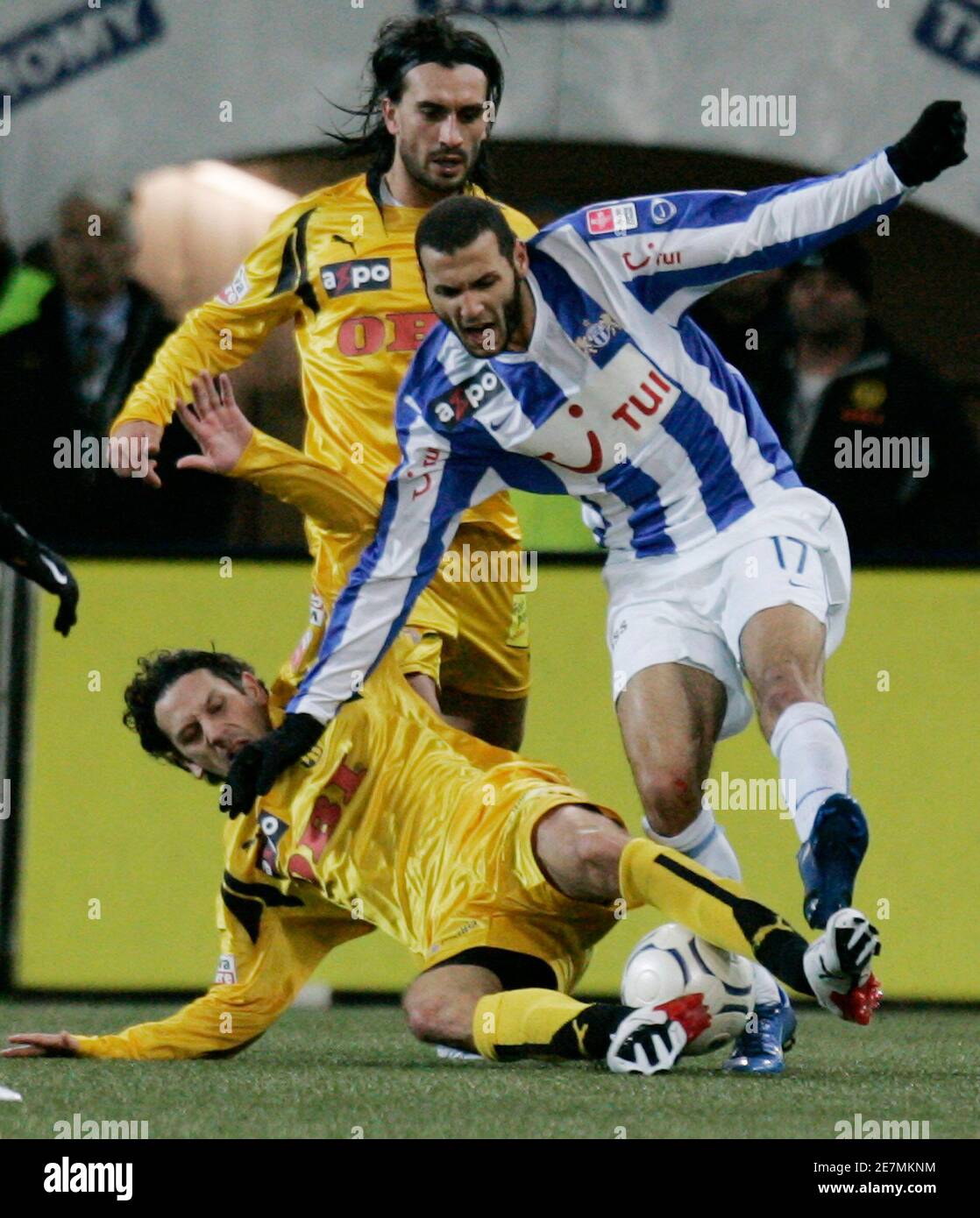 Bsc Young Boys Yb Carlos Varela L And Hakan Yakin Rear Challenge Fc Zurich S Yassine Chikhaoui During Their Super League Soccer Match In Bern November 11 2007 Reuters Pascal Lauener Switzerland Stock Photo