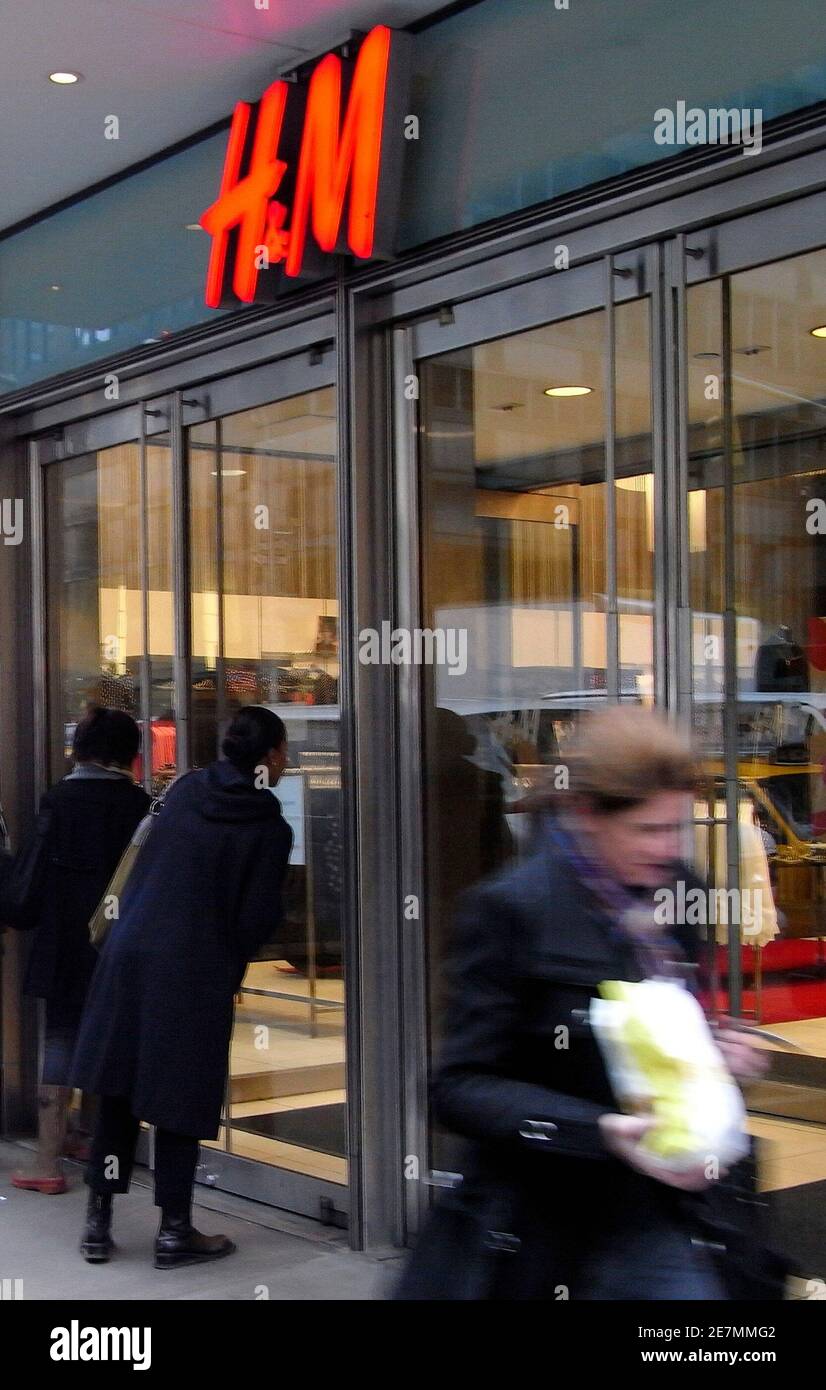 Shoppers wait for the H&M store at Lexington Avenue to open, in New York  November 13, 2008. H&M stores outside Japan on Thursday launched a line in  collaboration with Japanese label Comme