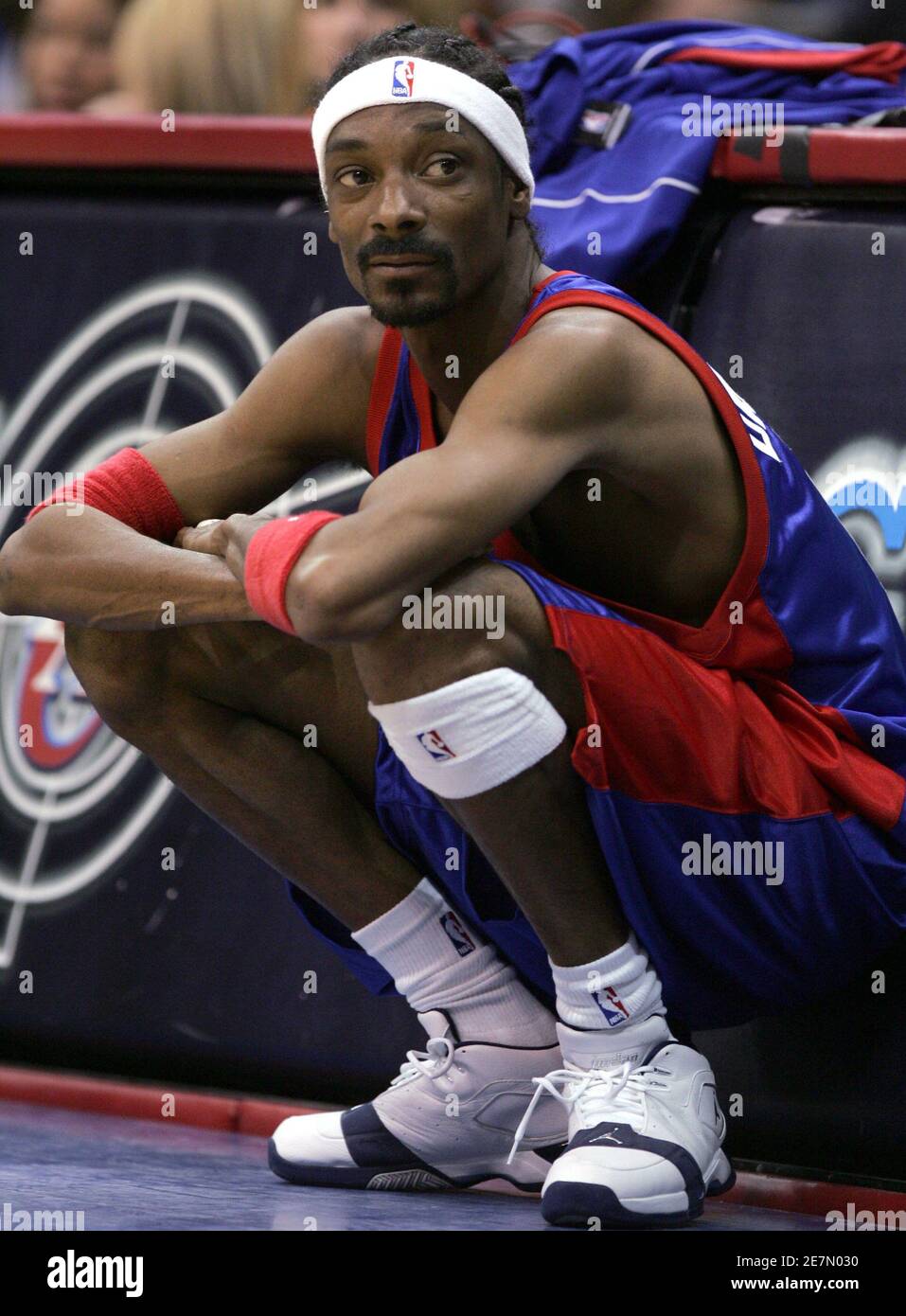 Rapper Snoop Dogg waits to rejoin the game during the first NBA  Entertainment League celebrity charity basketball game at the Staples  Center in Los Angeles, December 10, 2005 Stock Photo - Alamy