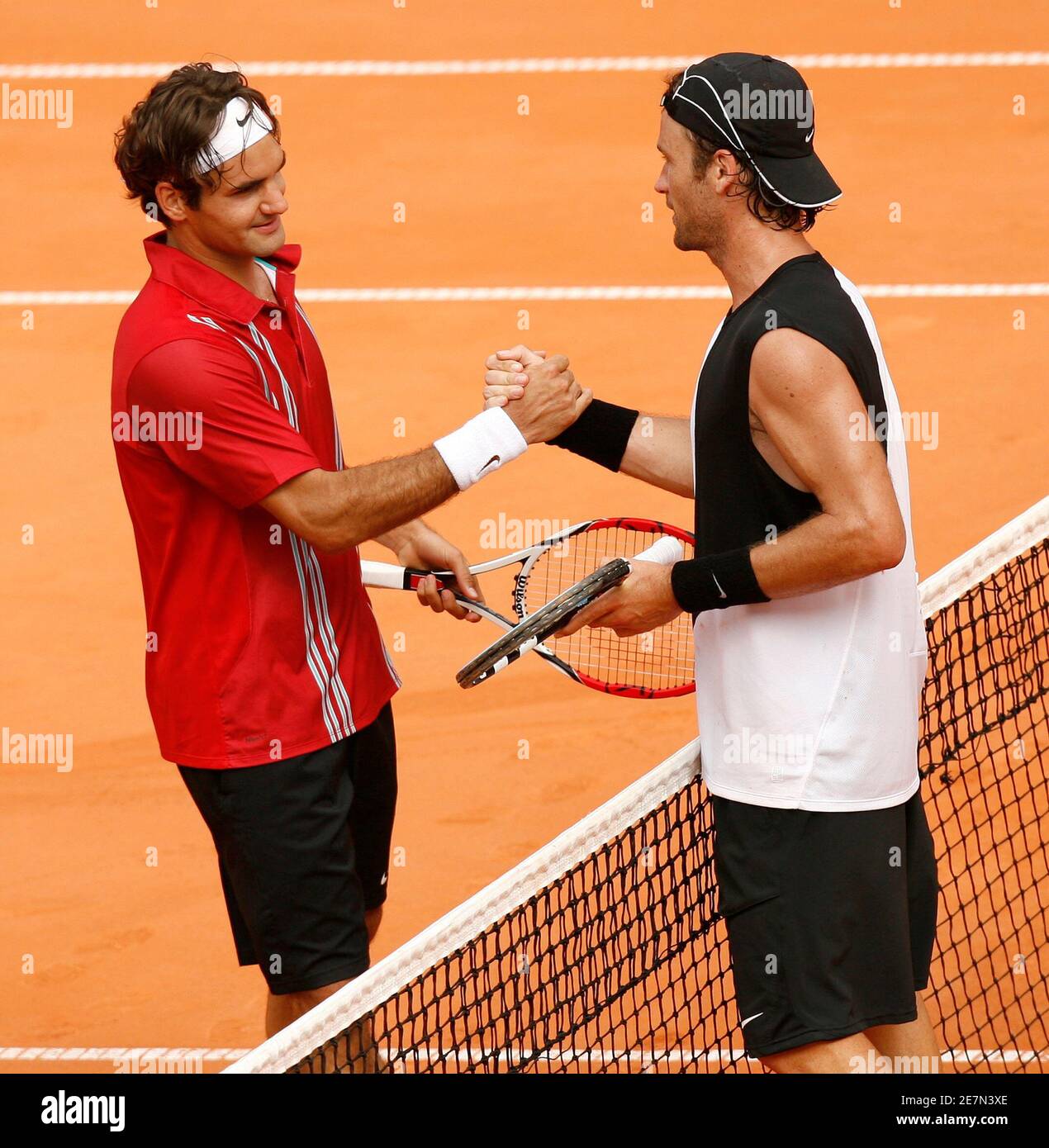 Switzerland's Roger Federer and Spain's Carlos Moya (R) shake hands  following their semi-final match at the Hamburg Masters Tennis tournament  in Hamburg May 19, 2007. Federer won the match 4-6 6-4 6-2.