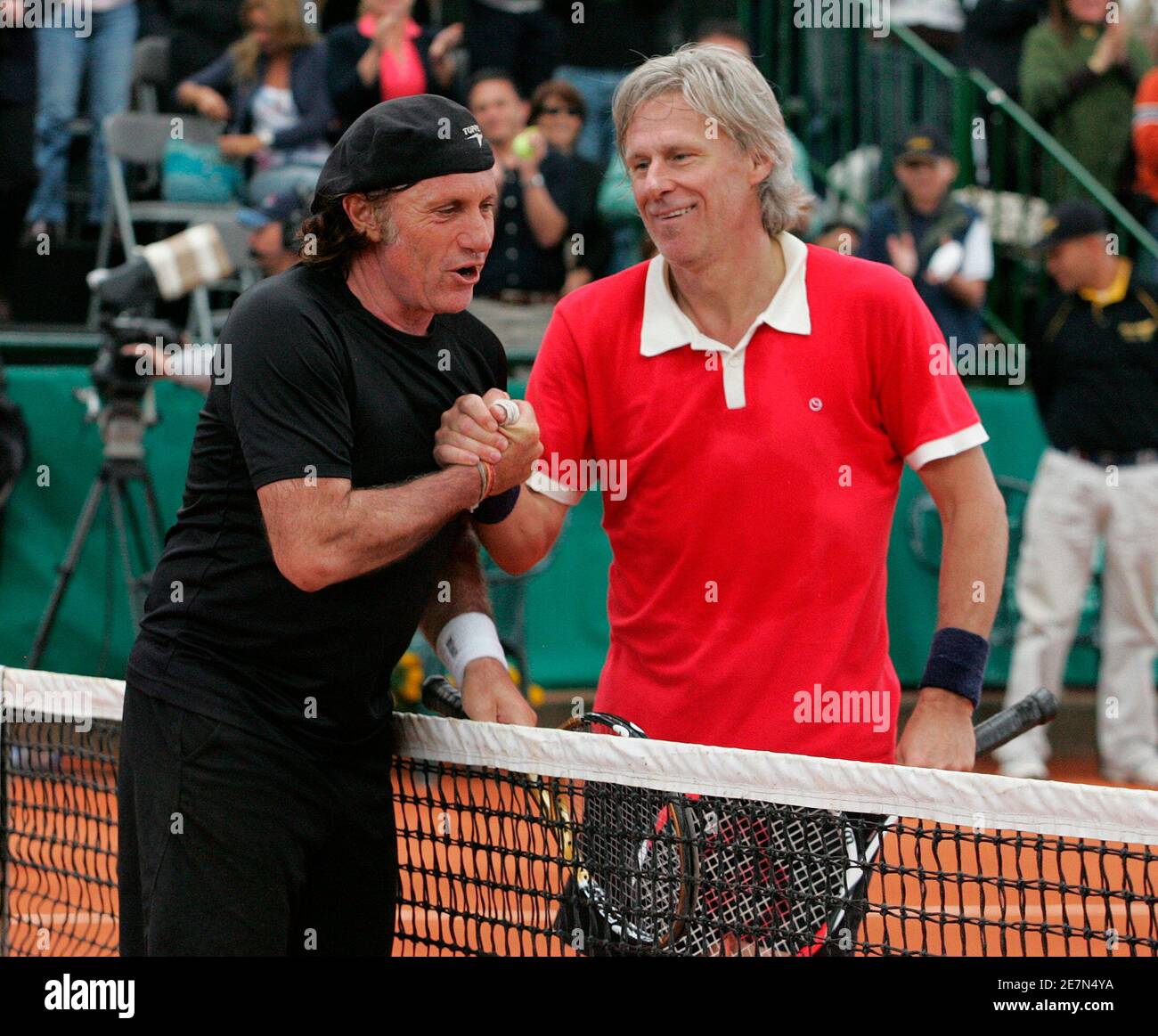 Former Argentine tennis player Guillermo Vilas (L) greets former Swedish  tennis player Bjorn Borg during an exhibition game in Bogota, Colombia  April 29, 2007. REUTERS/Daniel Munoz (COLOMBIA Stock Photo - Alamy