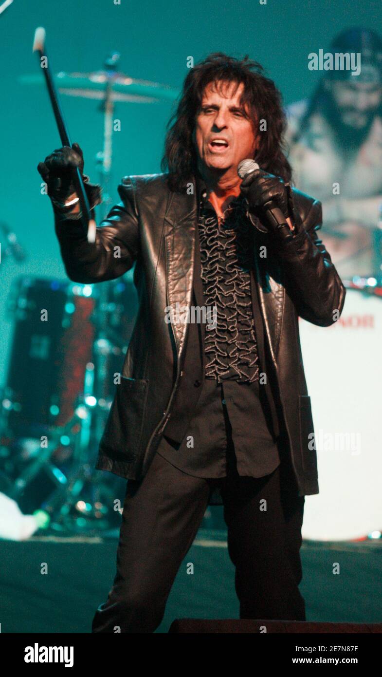 Rock star Alice Cooper performs at the MusiCares MAP Fund benefit concert in Hollywood, California May 9, 2008. Cooper was honored with the Stevie Ray Vaughan Award for his support of MusiCares which provides access to addiction recovery treatment for members of the music community at the concert.  REUTERS/Fred Prouser                (UNITED STATES) Stock Photo