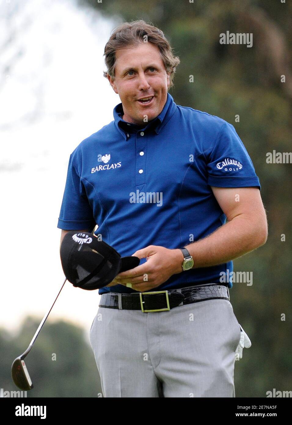 Golfer Phil Mickelson of the U.S. celebrates after sinking a putt on the eighteenth hole to win the Northern Trust Open golf tournament in the Pacific Palisades area of Los Angeles February 22, 2009. REUTERS/Gus Ruelas (UNITED STATES) Stock Photo