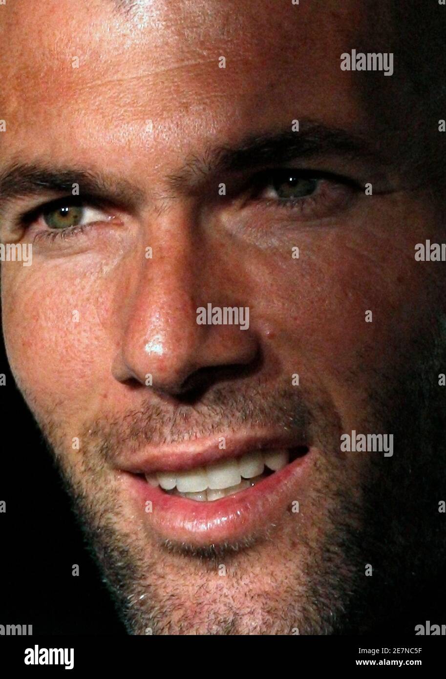 Former French national team soccer player Zinedine Zidane attends a promotional event at a watch shop in Hong Kong October 28,2009    REUTERS/Tyrone Siu     (CHINA SPORT HEADSHOT SOCCER) Stock Photo