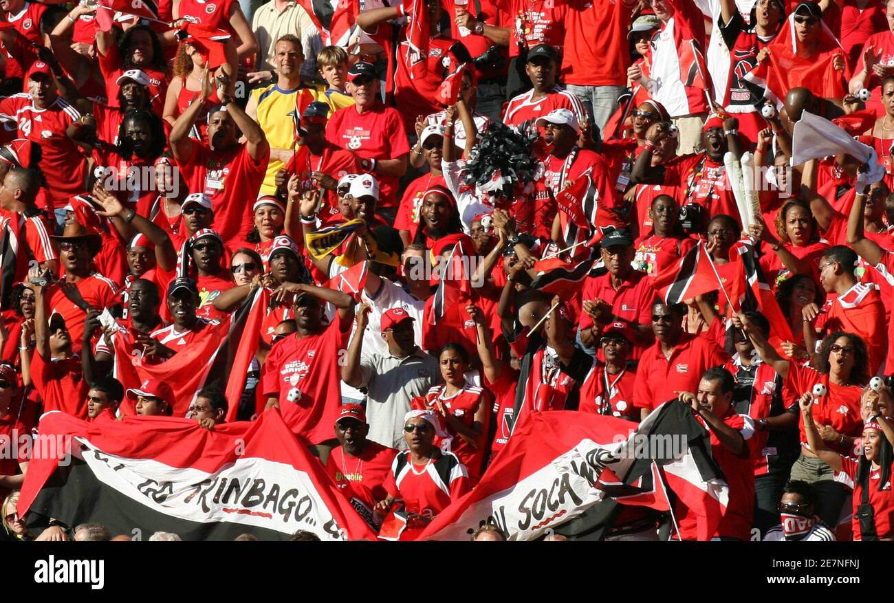Trinidad and Tobago fans watch their Group B World Cup 2006 soccer match  against Sweden in Dortmund June 10, 2006. FIFA RESTRICTION - NO MOBILE USE ( GERMANY) REUTERS/Radu Sigheti Stock Photo - Alamy