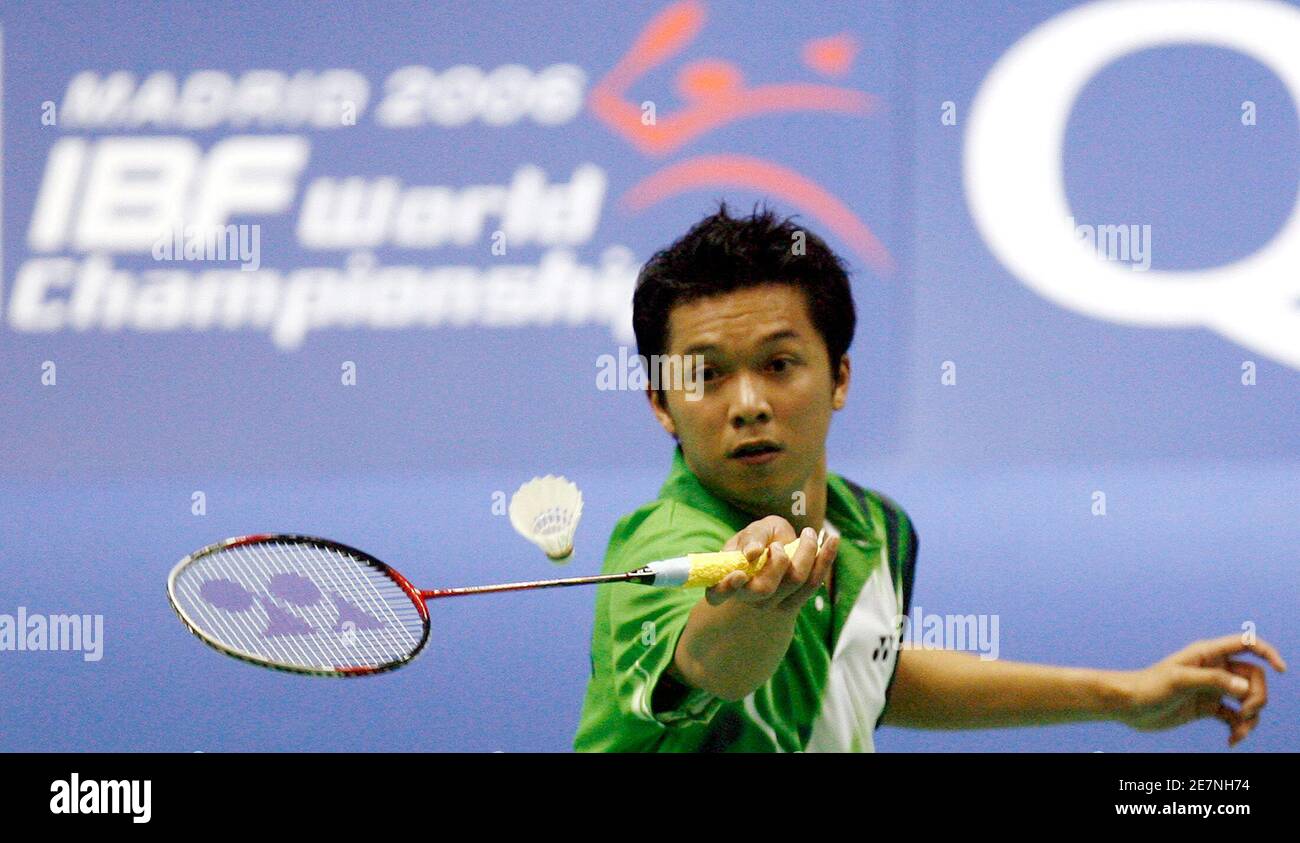 Taufik Hidayat of Indonesia returns a shot to Chen Hong of China at the  World Badminton Championships in Madrid September 21, 2006. REUTERS/Sergio  Perez (SPAIN Stock Photo - Alamy