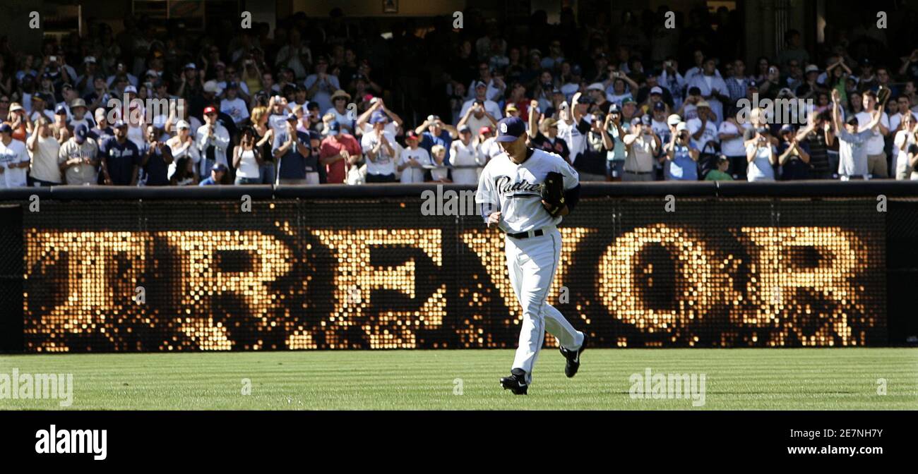San Diego Padres pitcher Trevor Hoffman makes his way to the pitching mound at the start of the ninth inning while on his way to setting a new Major League baseball all-time saves record with career save 479 during their win over the Pittsburgh Pirates in San Diego, California, September 24, 2006. REUTERS/Mike Blake (UNITED STATES) Stock Photo