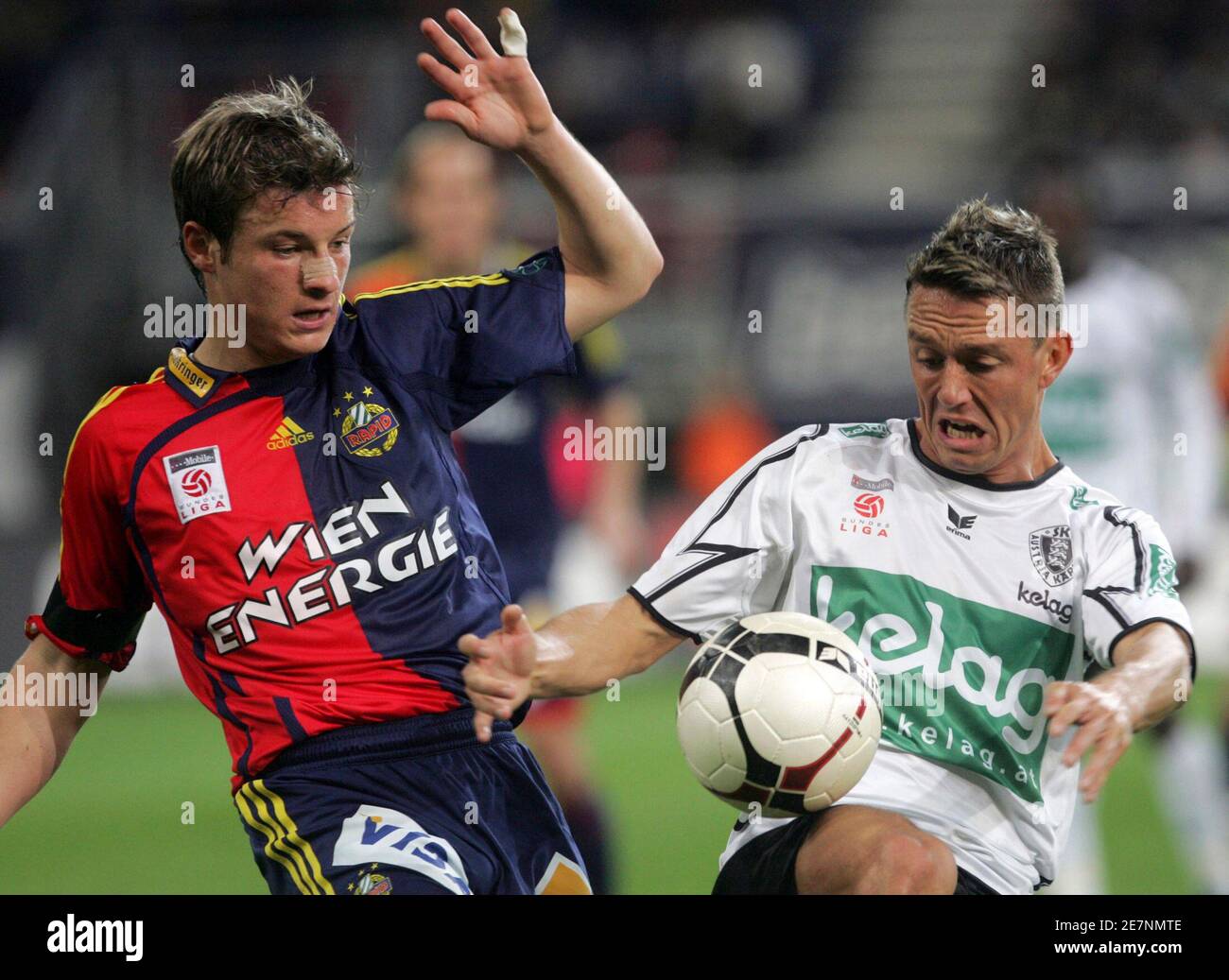 Austria Carinthia's Peter Kabat (R) and Rapid Vienna's Hannes Eder (L) go  for the ball during their Austrian soccer league match in Klagenfurt  October 7, 2007. REUTERS/Daniel Raunig (AUSTRIA Stock Photo - Alamy