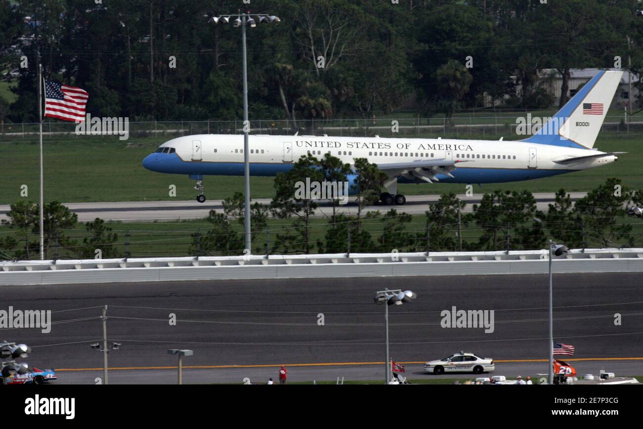 Air Force Two with Vice President Dick Cheney aboard lands at the Daytona International Airport prior to the start of the Pepsi 400 at the Daytona International Speedway in Daytona Beach, Florida on July 1, 2006. REUTERS/Rick Fowler (United States) Stock Photo