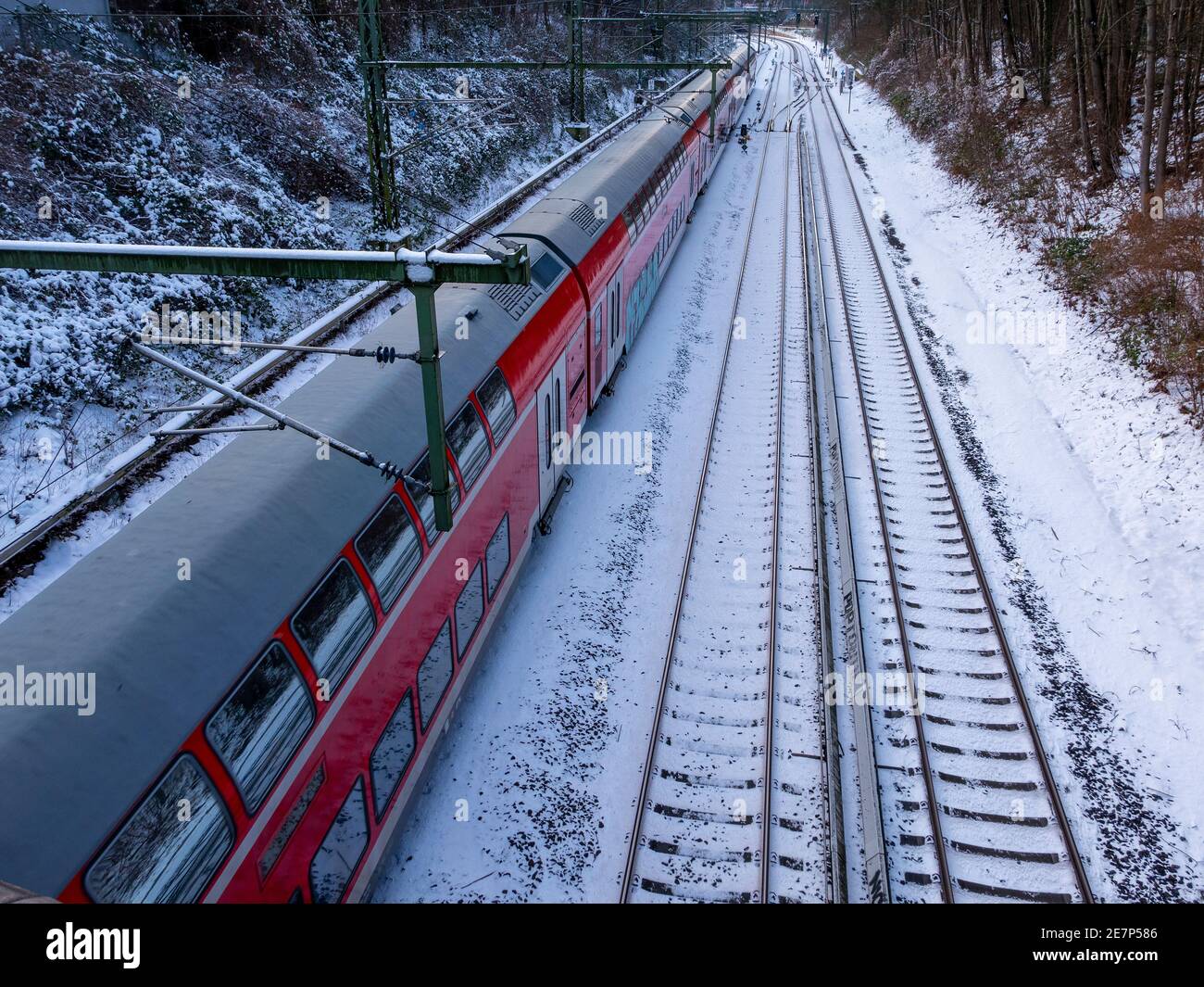 Zug auf verschneiten Eisenbahnschienen, Hamburg Stock Photo