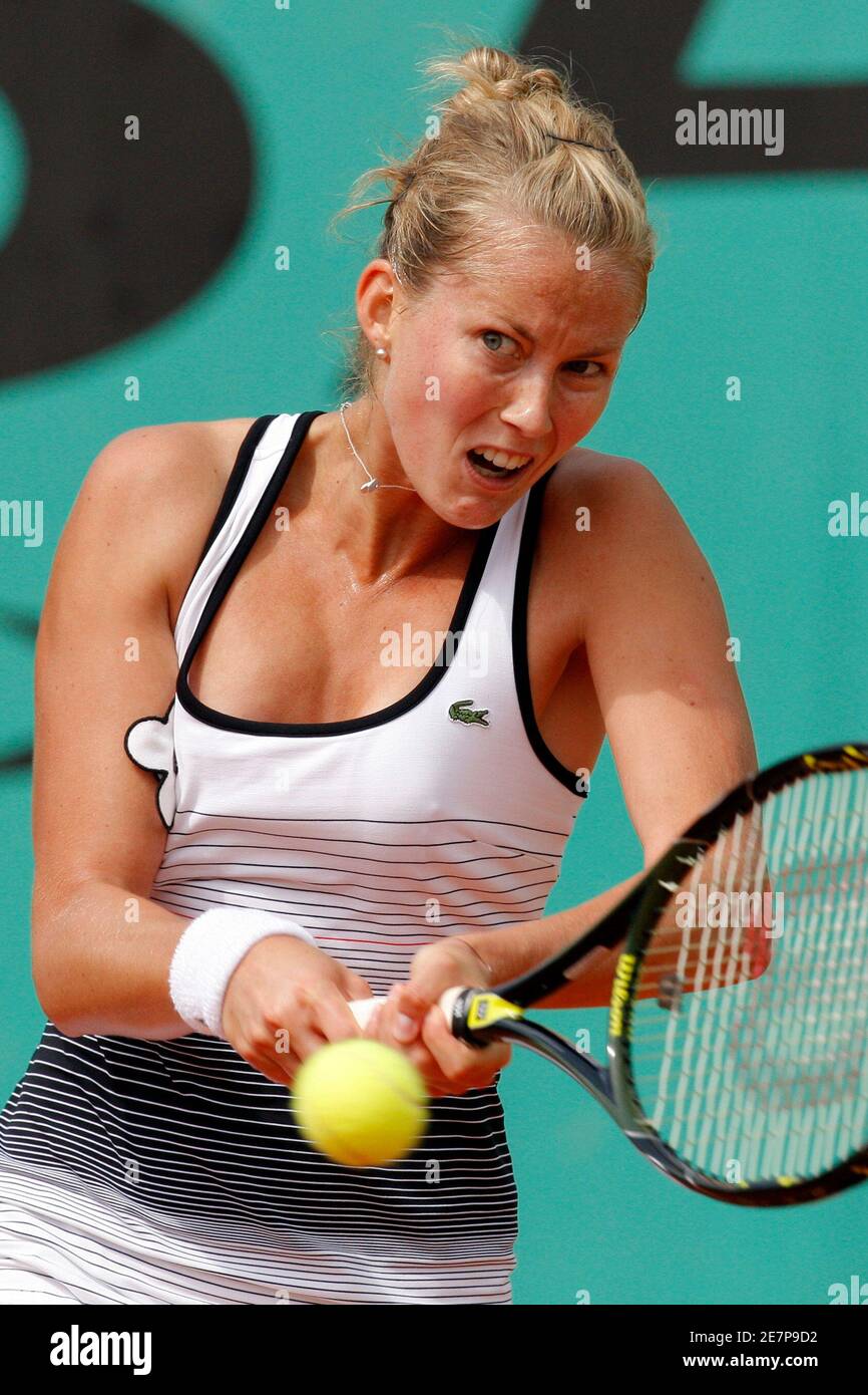Mathilde Johansson of France returns the ball to her compatriot Camille Pin  at the French Open tennis tournament at Roland Garros stadium in Paris May  25, 2008. REUTERS/Benoit Tessier (FRANCE Stock Photo -