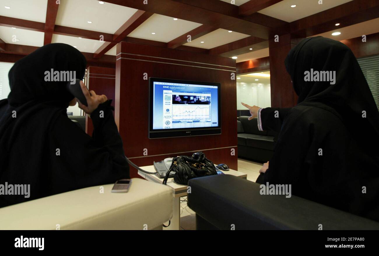 Saudi traders monitor stocks at the Saudi bank in Riyadh October 13, 2008.     REUTERS/Fahad Shadeed (SAUDI ARABIA) Stock Photo