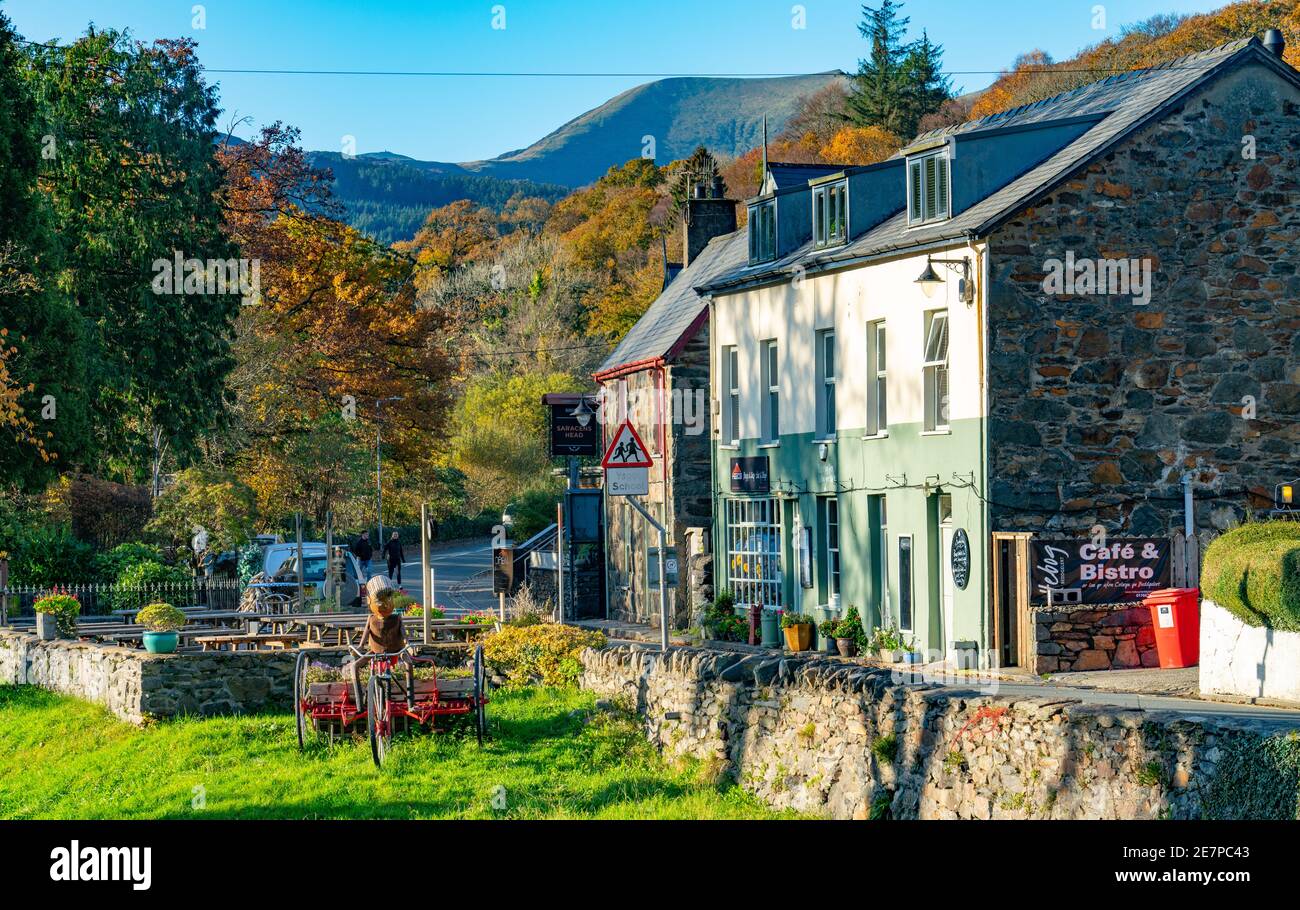 Saracen's Head Hotel and Hebog Cafe and Bistro, alongside the River Colwyn, Beddgelert, Gwynedd, Nort Wales. Image taken in November 2019. Stock Photo