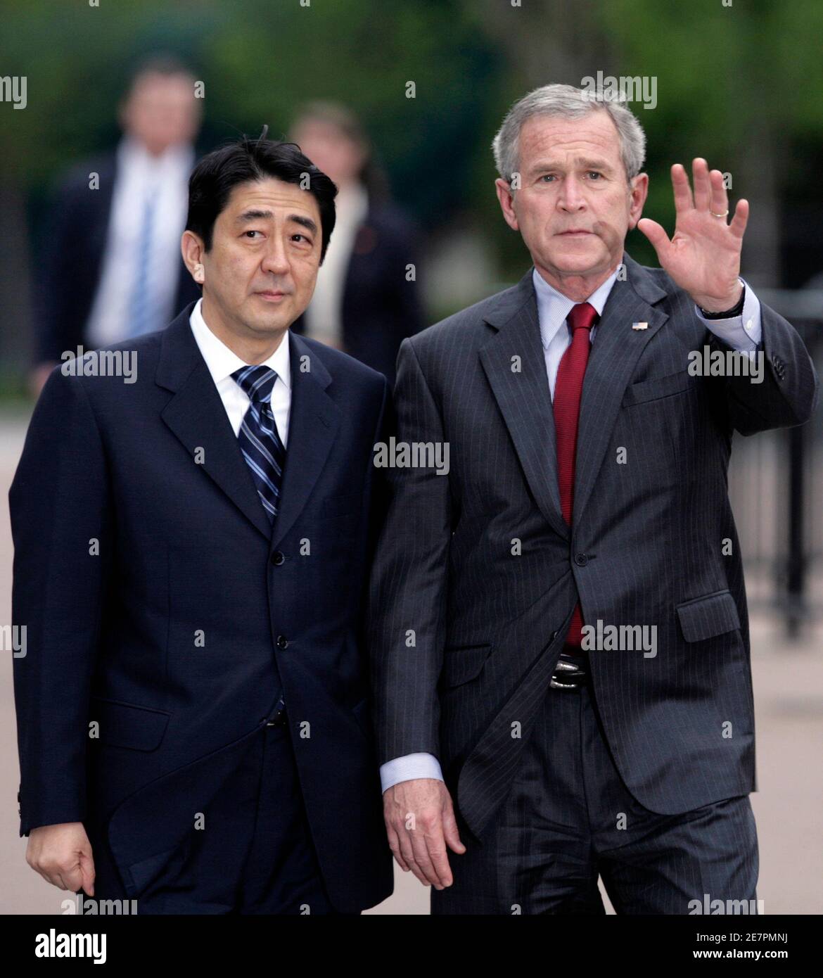 U.S. President George W. Bush (R) waves as he walks with Japan's Prime Minister Shinzo Abe to the White House in Washington April 26, 2007. REUTERS/Yuri Gripas (UNITED STATES) Stock Photo