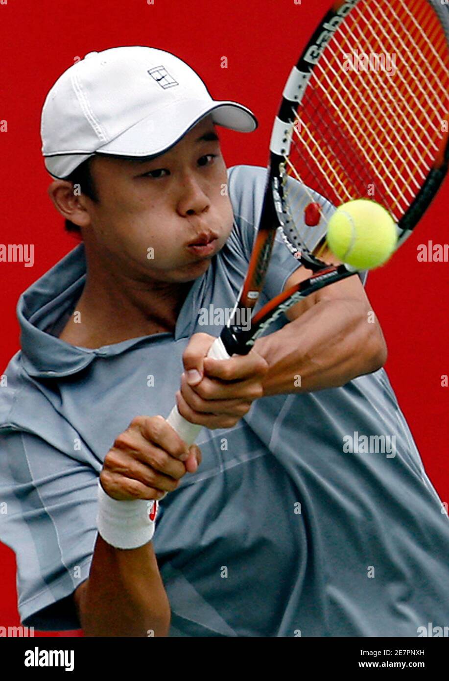 Ti Chen of Taiwan returns a shot to Lleyton Hewitt of Australia during  their match in the Mumbai Open tennis tournament in Mumbai September 27,  2007. REUTERS/Tanushree Punwani (INDIA Stock Photo - Alamy