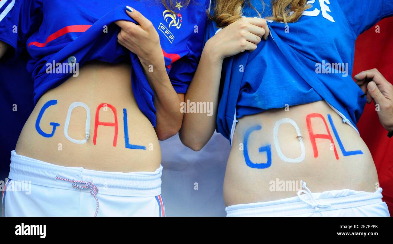 France's fans wait before their Group C Euro 2008 soccer match against  Romania at the Letzigrund Stadium in Zurich June 9, 2008. REUTERS/Dylan  Martinez (SWITZERLAND) MOBILE OUT. EDITORIAL USE ONLY Stock Photo - Alamy