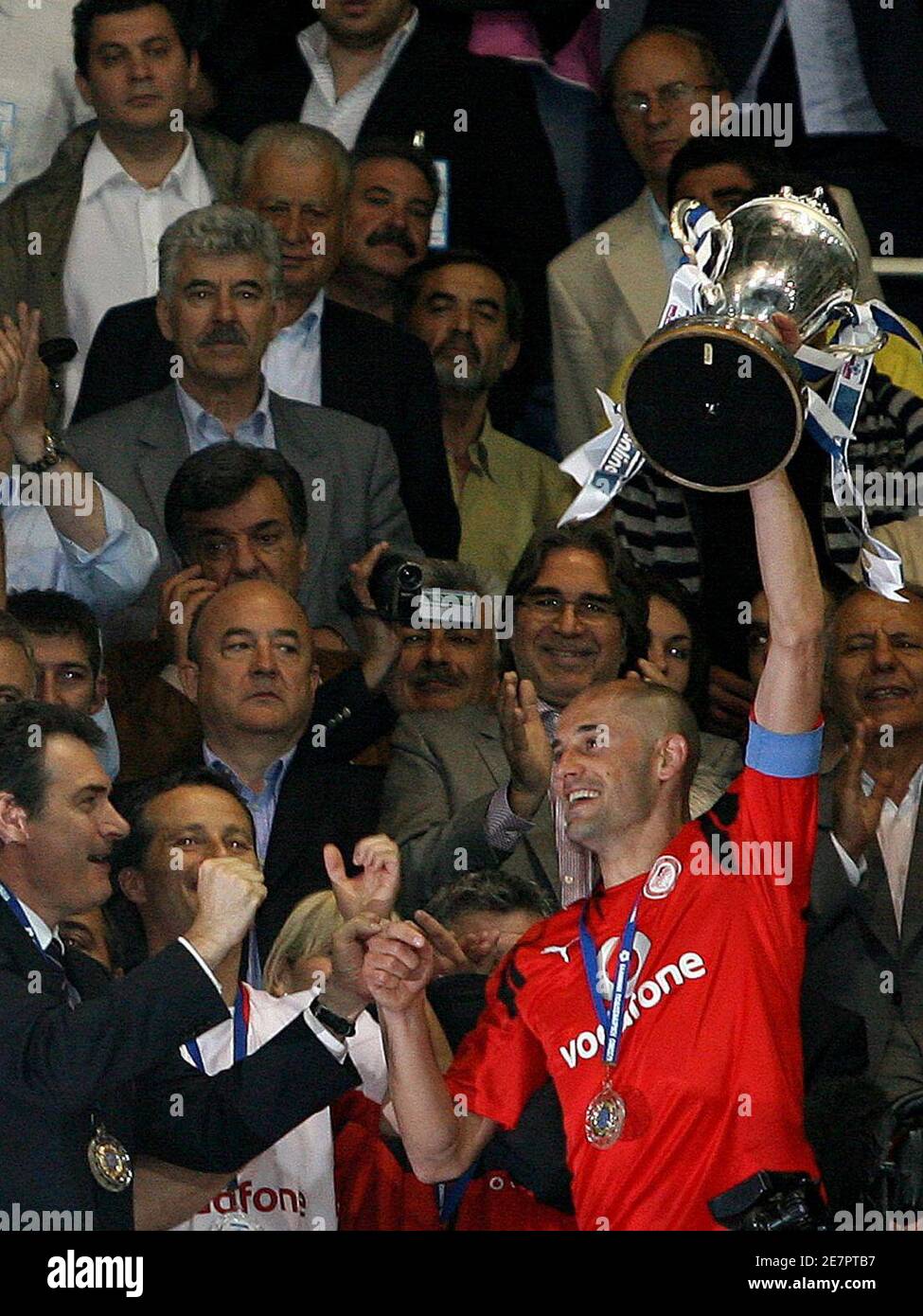 Olympiakos' captain Predrag Djordjevic raises the Greek Cup trophy after  their final match against Aris Thessaloniki in the northern town of  Thessaloniki May 17, 2008. REUTERS/Icon/Panagiotis Tzamaros (GREECE Stock  Photo - Alamy