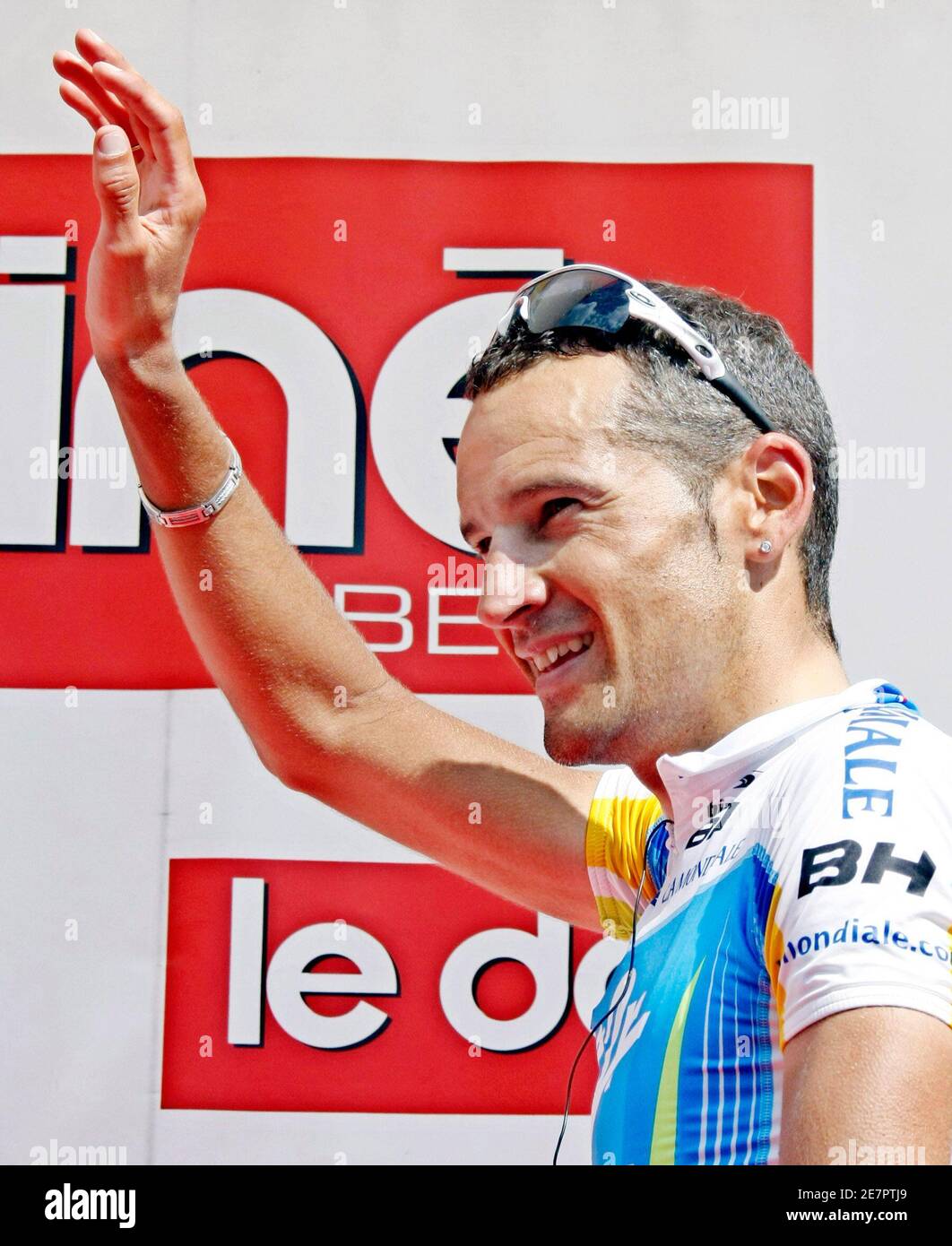 Cyril Dessel of France waves on the podium after winning the fourth stage of the Dauphine cycling race between Vienne and Annemasse, in Annemasse, French Alps June 12, 2008.    REUTERS/Robert Pratta (FRANCE) Stock Photo