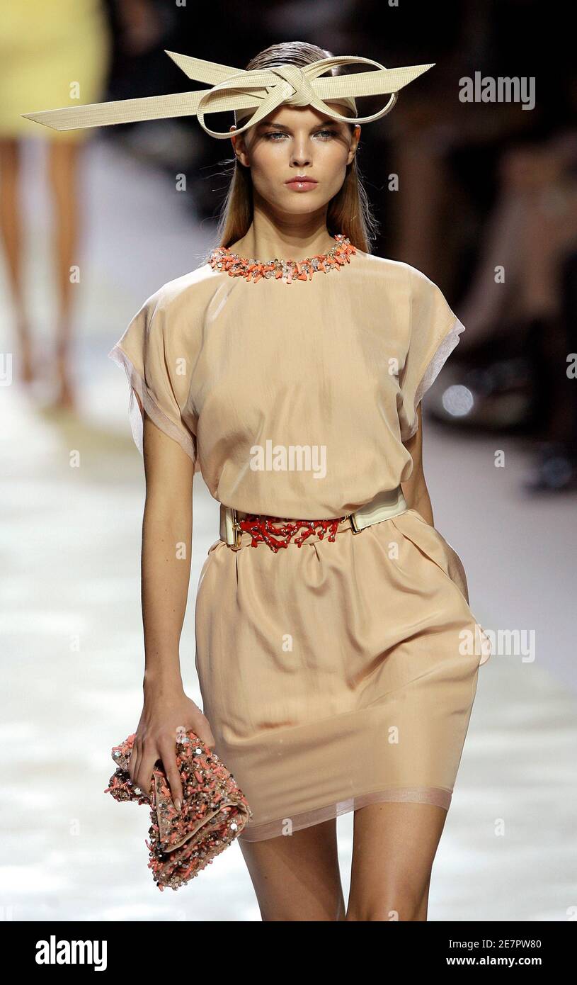 A model displays a creation as part of Blumarine Spring/Summer 2009 women's  collection during Milan Fashion Week September 23, 2008. REUTERS/Alessandro  Garofalo (ITALY Stock Photo - Alamy