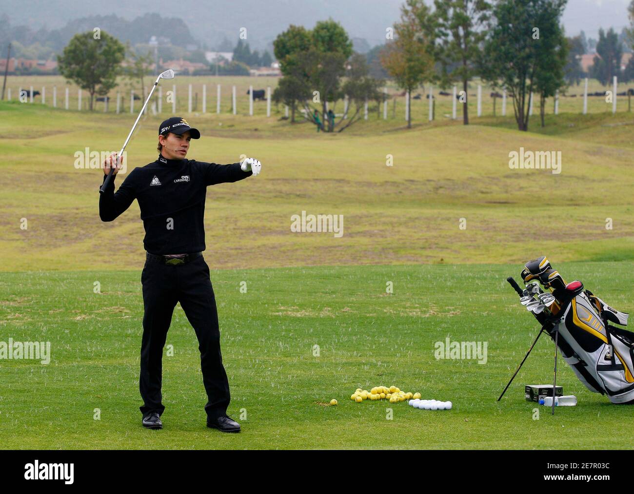 Colombia's golfer Camilo Villegas speaks to the public during a golf clinic  at Guaymaral golf club in Bogota October 14, 2009. REUTERS/Jose Miguel  Gomez (COLOMBIA SPORT GOLF Stock Photo - Alamy