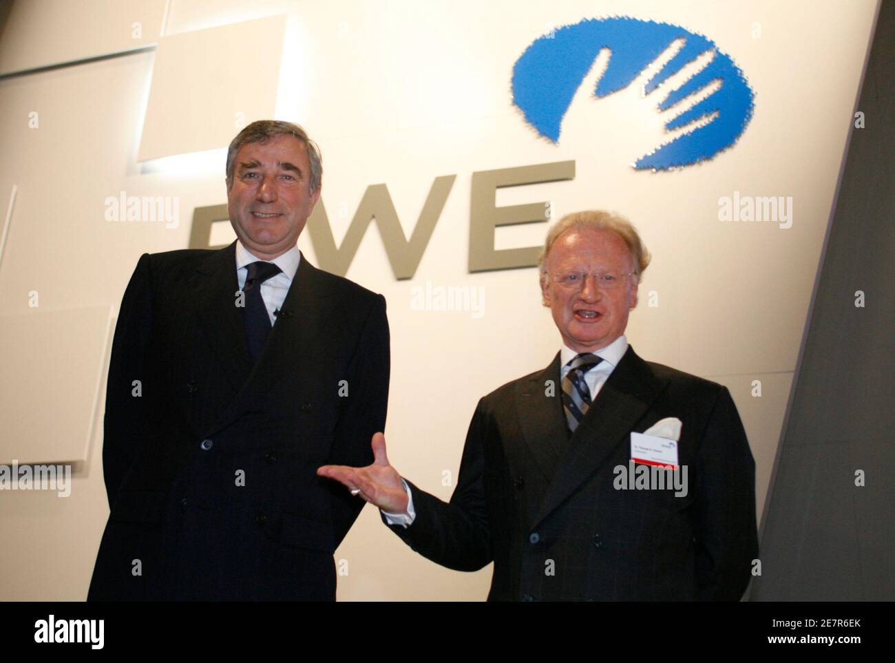 Thomas R. Fischer (R), supervisory board of RWE gestures to Harry Roels, CEO of German multi-utility RWE during the general meeting in Essen April 18, 2007. REUTERS/Ina Fassbender     (GERMANY) Stock Photo